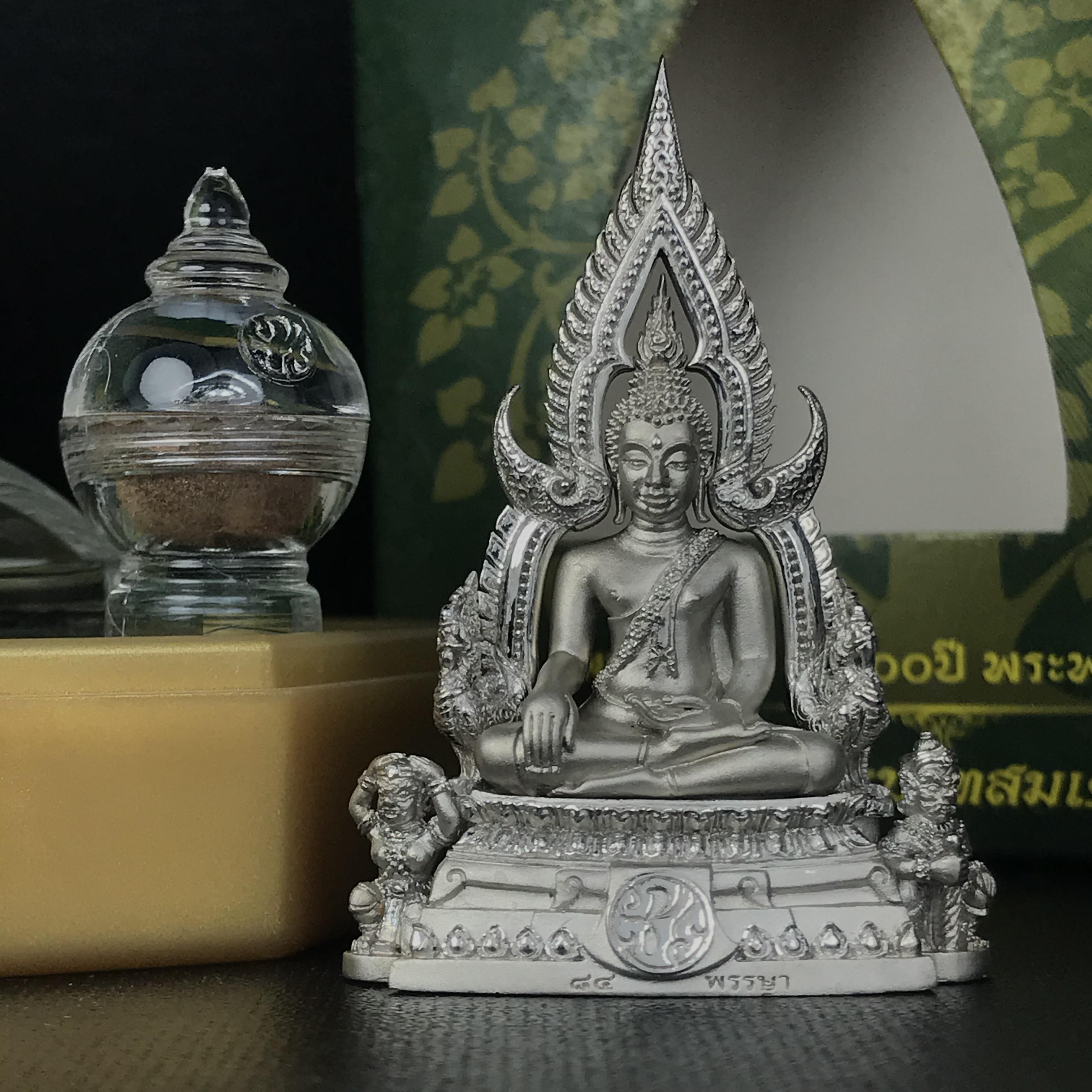 พระพุทธชินราช(จำลอง) ภปร 84 พรรษา เนื้อเงินชุบทองคำขาว พิมพ์ใหญ่ขนาดหน้าตัก 3/4 นิ้ว(1ใน3000องค์) )(พระราชทานมวลสาร จิตรลดาและเส้นพระเจ้า(เส้นผม))