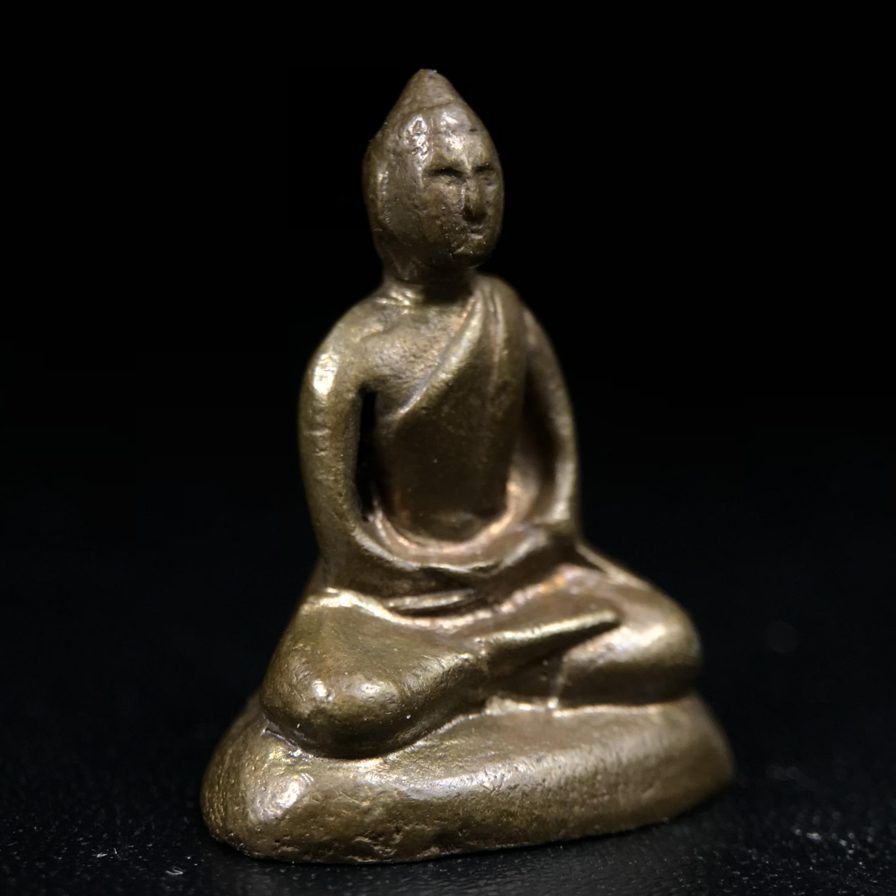 พระกริ่งฝีพระหัตถ์สมเด็จย่า ขนาดห้อยบูชาขนาดเล็ก จัดสร้างขึ้นเนื่องในวาระครบ 6 รอบ เมื่อวันที่21 ตุลาคม พ.ศ.2515(ในหลวงรัชกาลที่ 9 เสด็จพระราชดำเนินทรงเททอง)ปลุกเสกยิ่งใหญ่ เกจิ 108 รูป ร่วมปลุกเสก คัดสภาพสวยแบบนี้พบเจอน้อยมาก หมายเลขต้นๆหลักร้อย หายากมาก