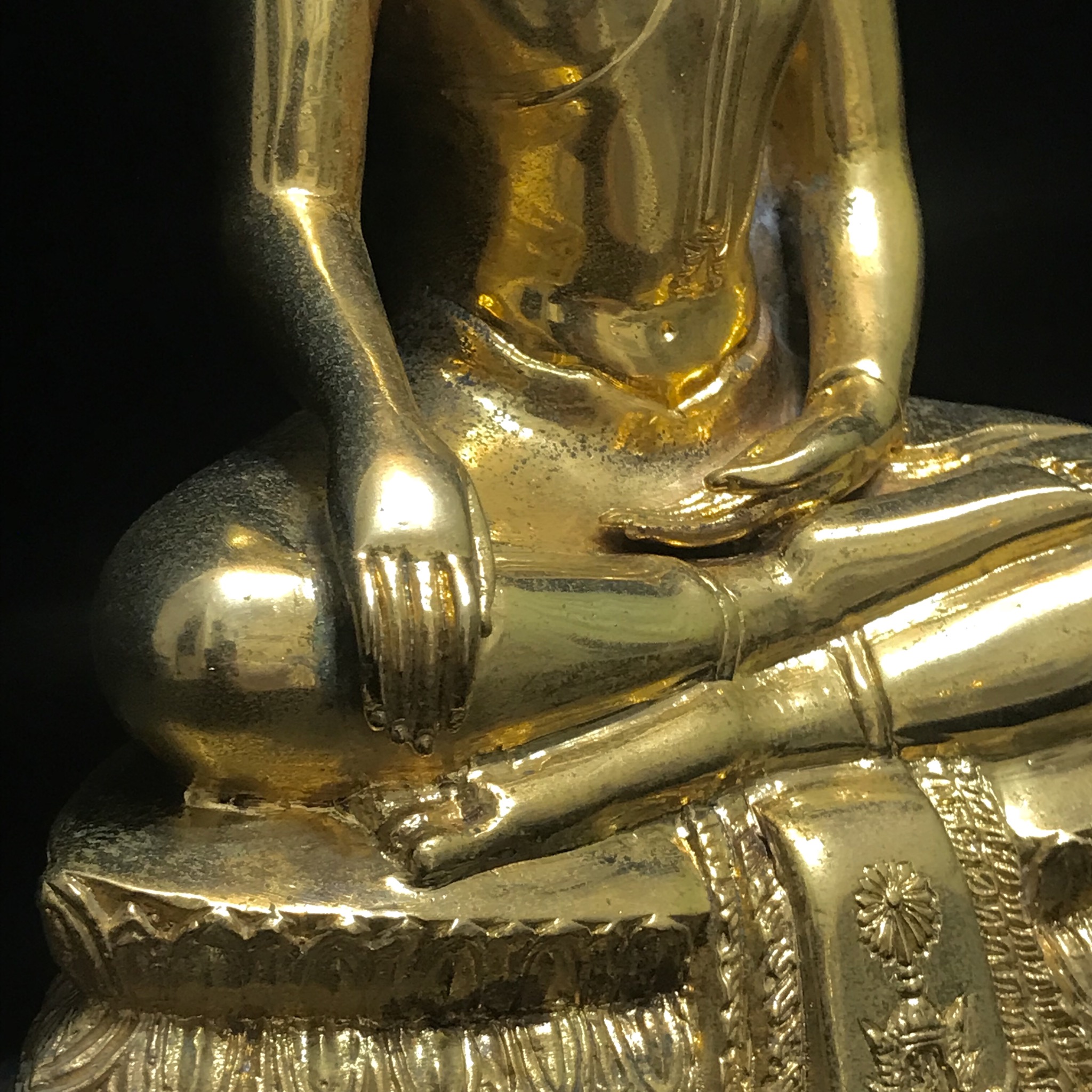 พระบูชาพระพุทธศิรมงคล ภปร. วัตถุมงคลคุ้มเกล้าปี2524 ของมูลนิธิคุ้มเกล้า โรงพยาบาลภูมิพลจัดสร้าง ขนาดหน้าตัก5นิ้ว(ในหลวงรัชกาลที่9 ทรงจุดไฟพระฤกษ์และเททอง)