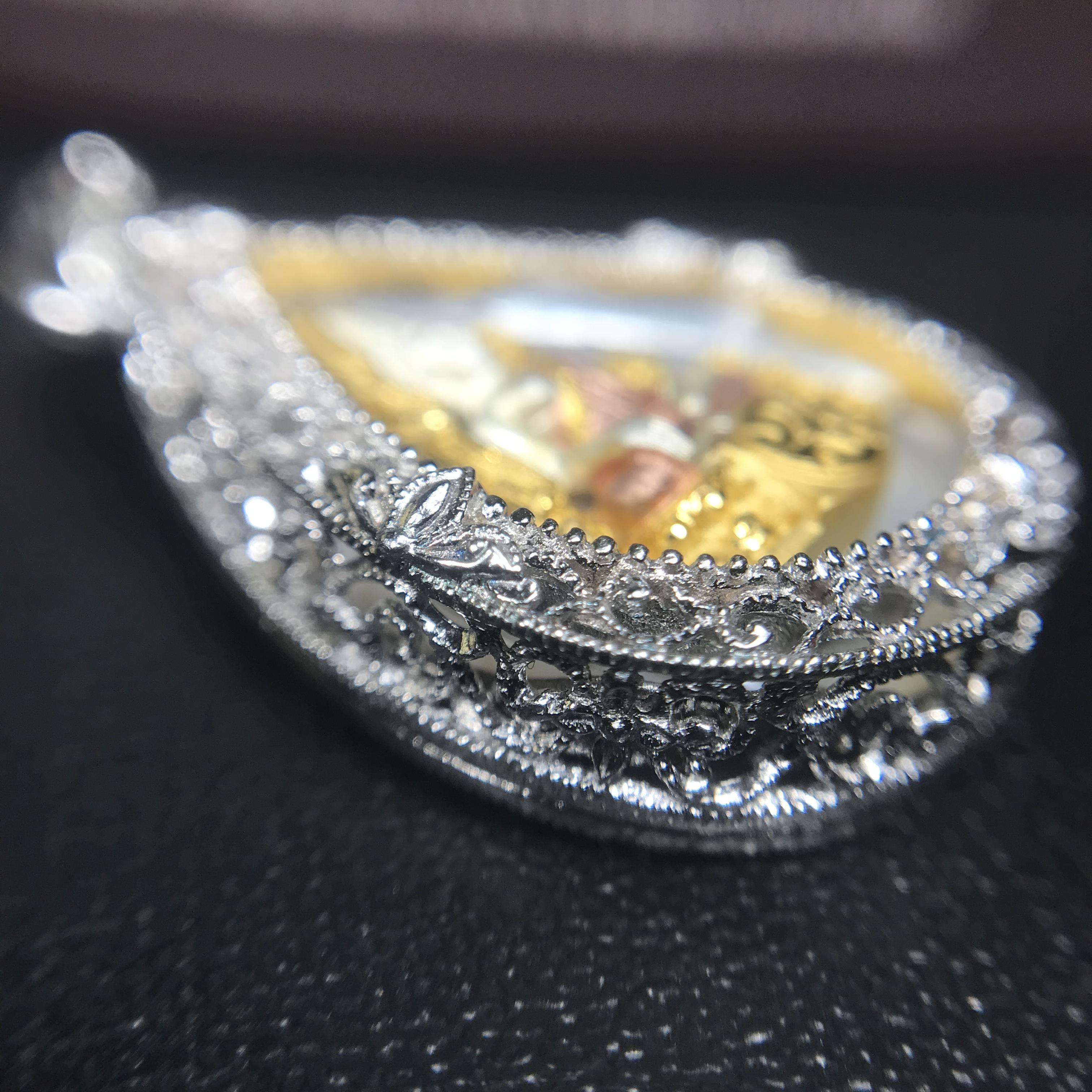 พระพุทธชินราช ภปร. โครงการ "เพราะแผ่นดินนี้ คือ แผ่นดินเกิด" ปี2548(รุ่นแรก) เหรียญทรงหยดน้ำ ขนาด 21 x 31 มม. เนื้อเงินสามกษัตริย์