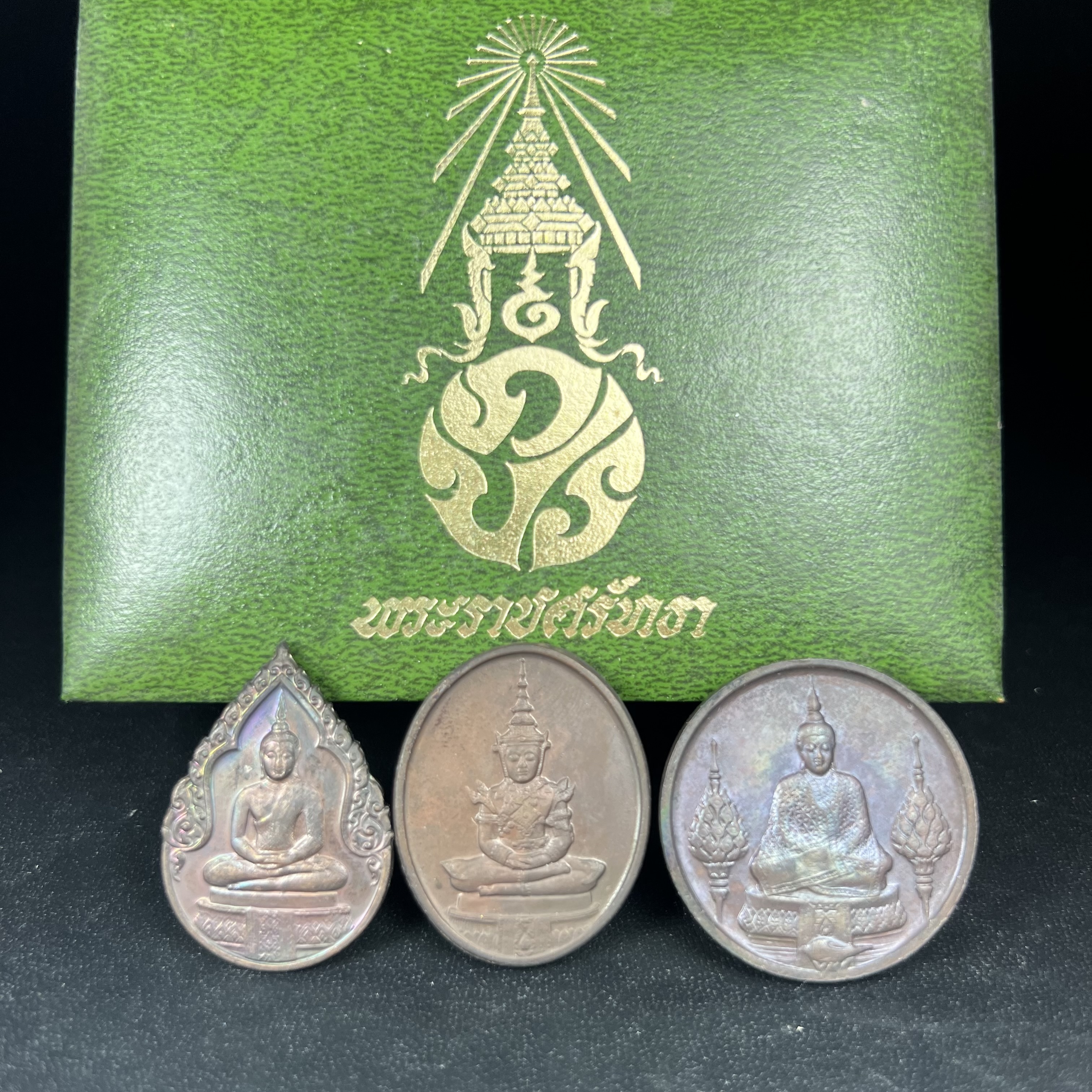 เหรียญพระแก้วมรกตหลัง ภปร. ฉลองกรุงรัตนโกสินทร์ครบ 200 ปี พ.ศ.2525 เนื้อทองแดงกล่องบรรจุเดิมครบ3พิมพ์(บล็อกพระราชศรัธา)(ในหลวงรัชกาลที่9 เสด็จในพิธี)พระคู่บ้านคู่เมือง...พระดี...พิธีใหญ่