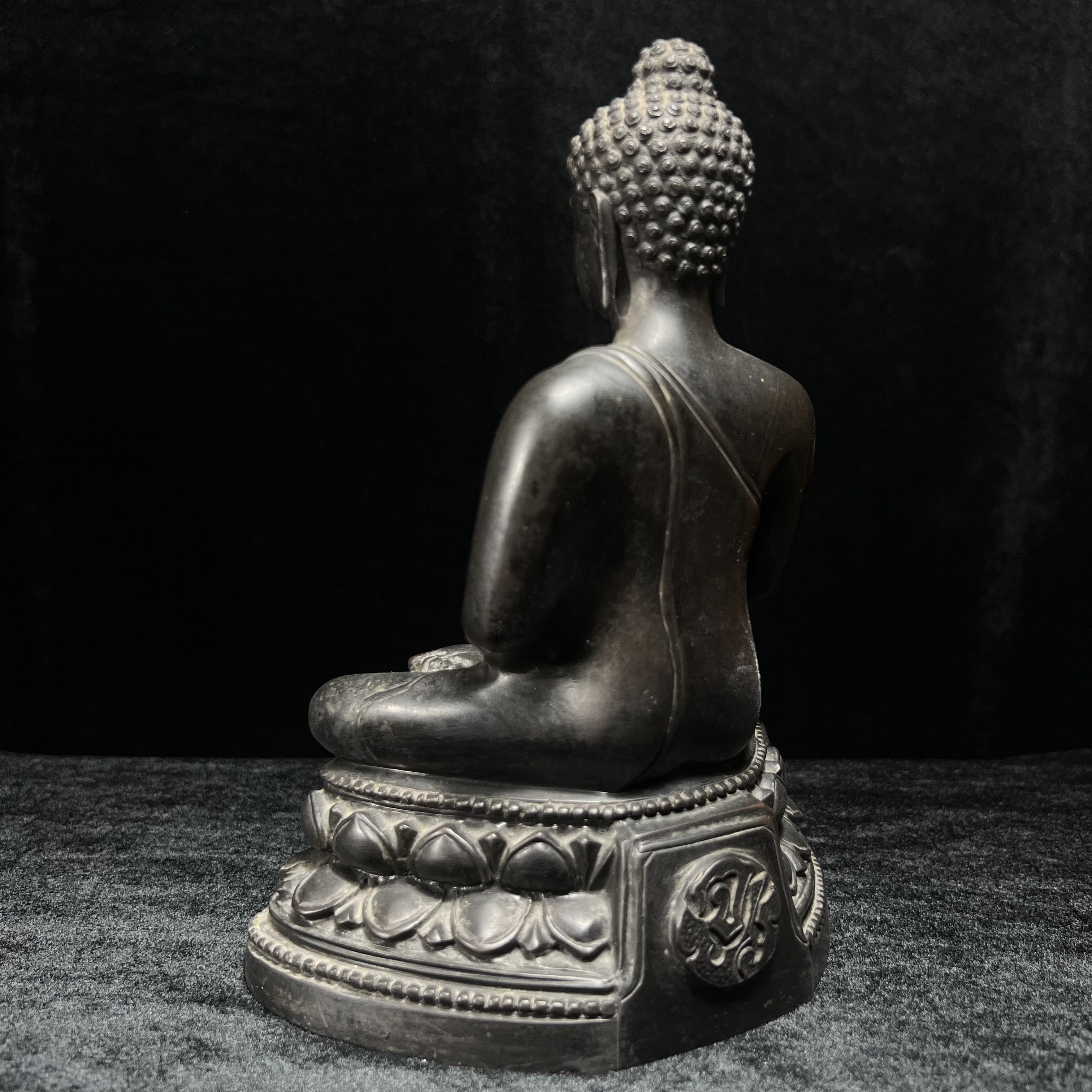 พระพุทธรูปบูชา จปร. ศิลปะไทยประยุกต์ แบบคุปตะ(อินเดีย) พระบาทสมเด็จพระเจ้าอยู่หัวรัชกาลที่ 9 ทรงเสด็จพระราชดำเนินมาในงาน เททองหล่อ ณ.วัดราชบพิธสถิตมหาสีมาราม เนื่องในงานฉลองครบ100ปี วัดราชบพิธฯ ปี 2513 เข้าหุ่นดินไทย ขนาดหน้าตัก 5 นิ้ว พิธีใหญ่