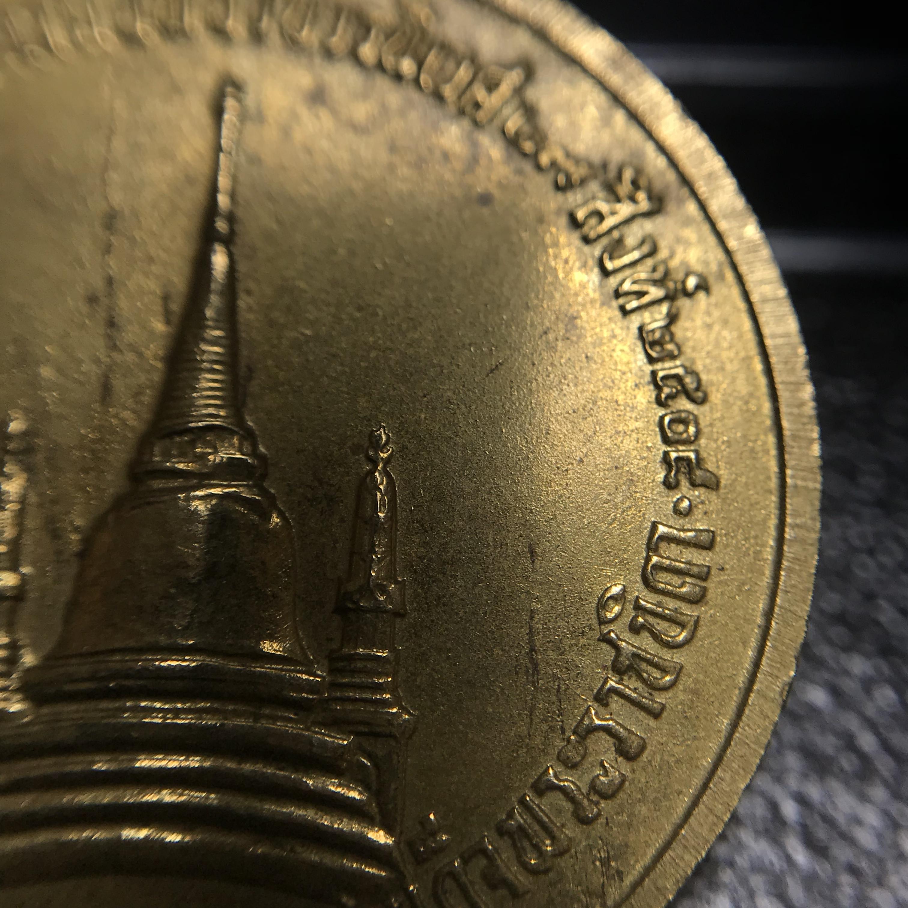 เหรียญทรงผนวช ในหลวงรัชกาลที่9 วัดบวรนิเวศวิหาร พ.ศ.2508 เนื้อทองเหลืองฝาบาตร พิมพ์ธรรมดา(เจดีย์ไม่เต็ม) บล็อกหลังอัลปาก้า สภาพสวยสุดๆคมๆหายาก