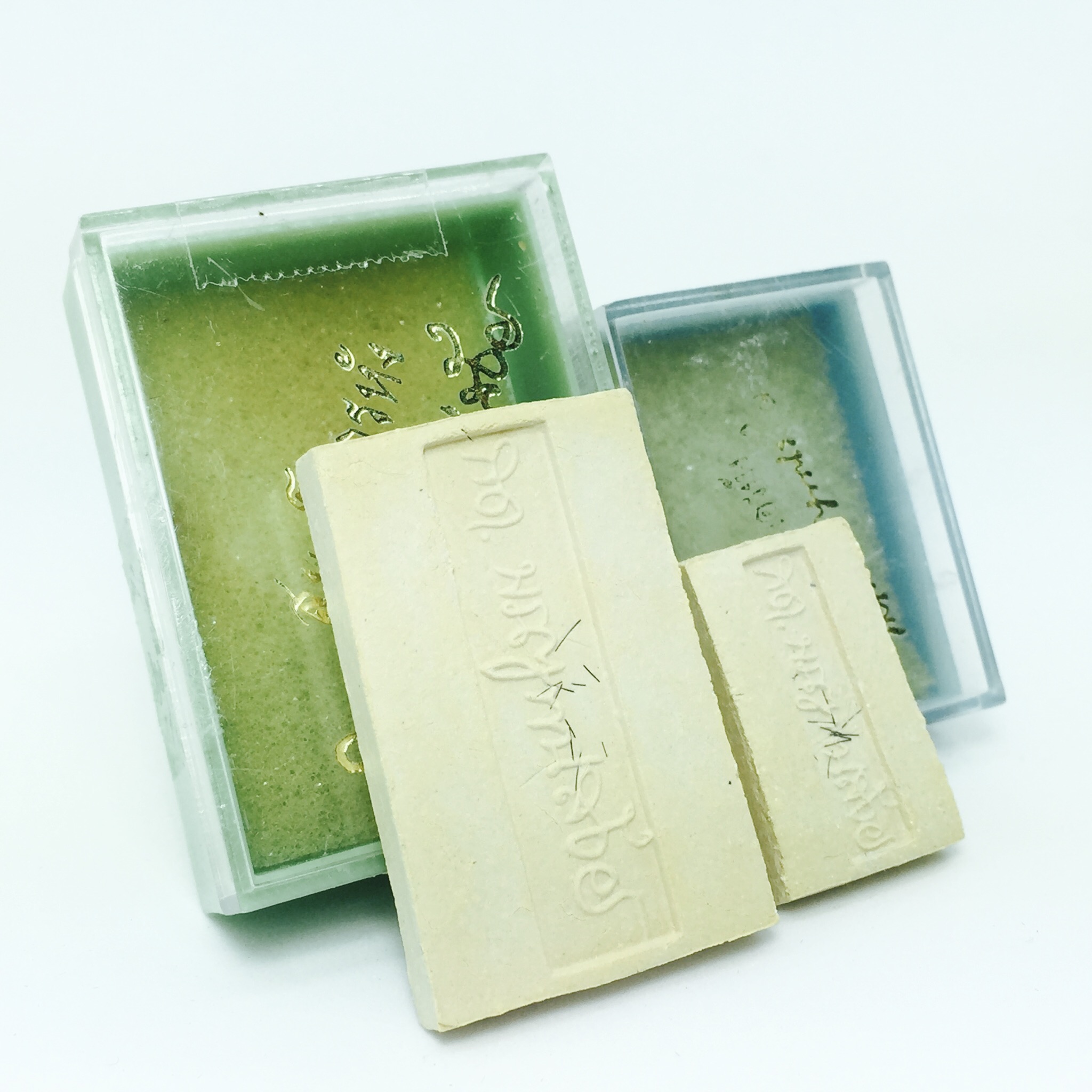 สมเด็จอรหัง ปี 19 หลังลายเซ็น สมเด็จพระญาณสังวร วัดบวรนิเวศวิหาร (ด้านหลังมีเส้นพระเกศาของพระสังฆราช) พิมพ์ใหญ่+พิมพ์เล็ก สภาพสวยมาก พร้อมกล่อง