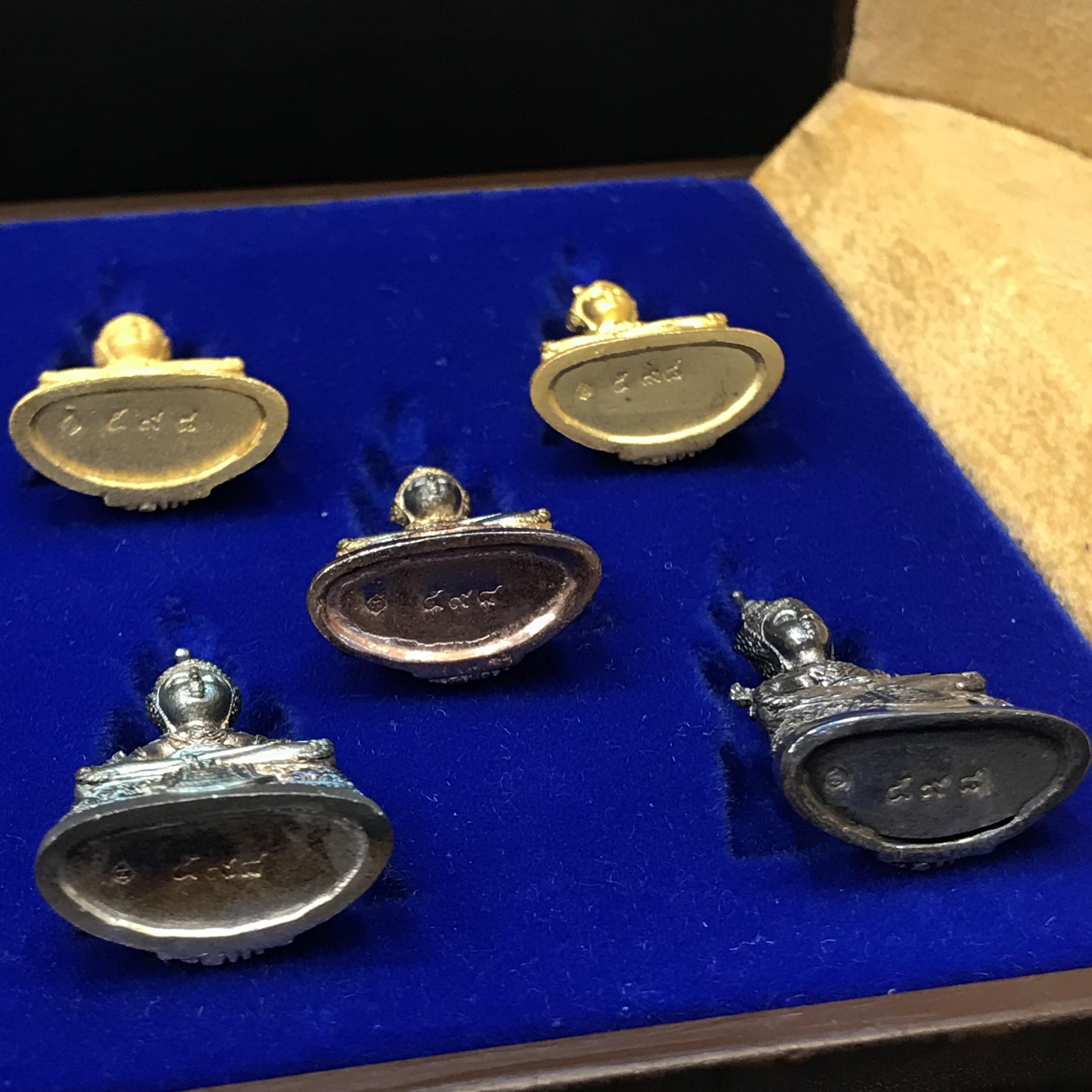 พระแก้วมรกต กรมสรรพสามิตจัดสร้างขึ้นเนื่องในโอกาสครบรอบ 64 ปีของกรมสรรพสามิต และเนื่องในวโรกาสที่พระบาทสมเด็จพระเจ้าอยู่หัวทรงครองราชย์ครบ 50 ปีในปีกาญจนาภิเษก เมื่อ พ.ศ.2539 ชุดทองคำ(1ใน2000ชุด)