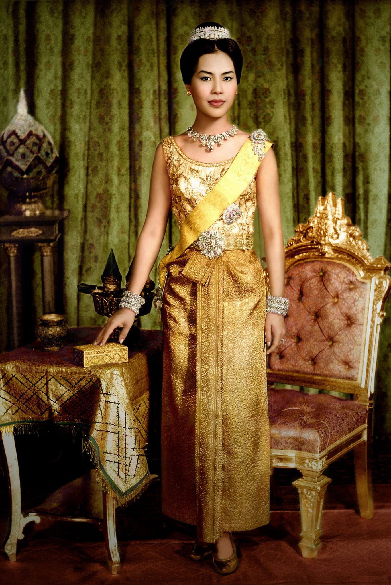 ครอสติสคริสตัล สมเด็จพระนางเจ้าสิริกิติ์ พระบรมราชินีนาถ