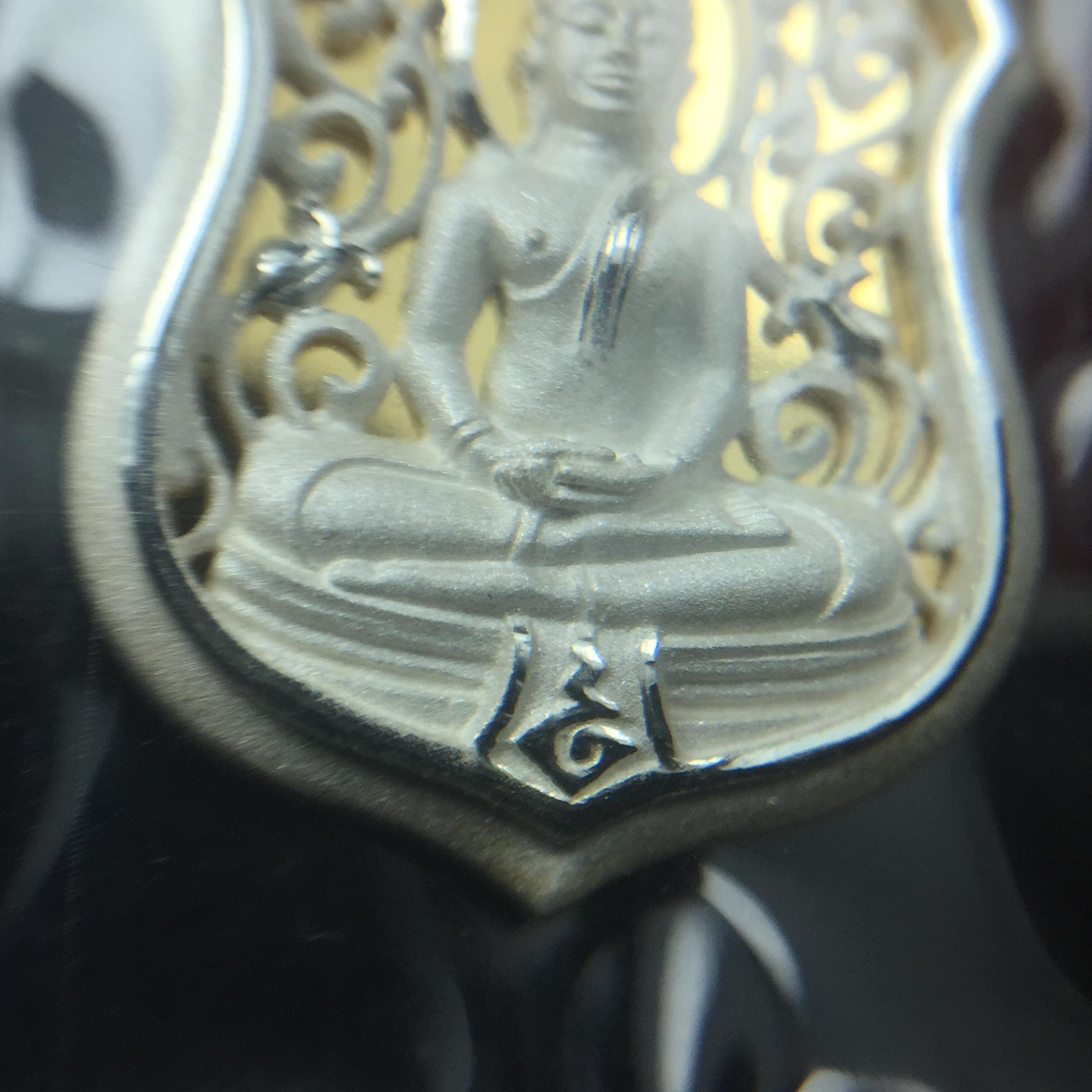 เหรียญหล่อฉลุลายพระพุทธโสธรทรงอาร์มลายกนก เนื้อเงินบริสุทธิ์พ่นทรายนวลขัดเงา(แผ่นกลางทองคำ) พิมพ์เล็ก สูง 2.1 ซม. รุ่น "ทูลเกล้ามหามงคล" ปี 2544(สภาพคัดสวยซีนซองเดิมกล่องบรรจุเดิมครบสมบูรณ์)