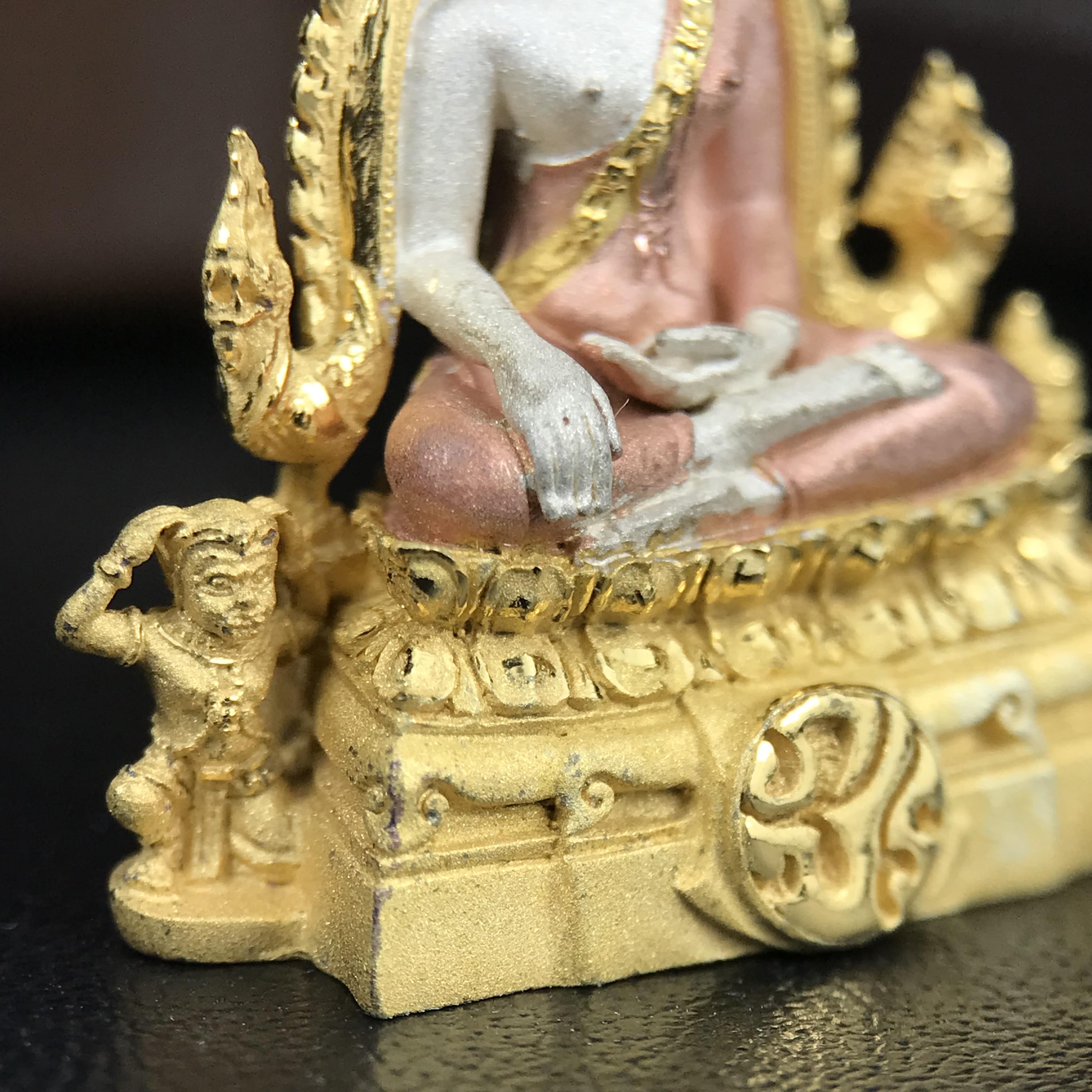 พระพุทธชินราช ภปร. โครงการ "เพราะแผ่นดินนี้ คือ แผ่นดินเกิด" ปี 2548(รุ่นแรก) ลอยองค์เนื้อเงินสามกษัตริย์ หน้าตัก 1/2 นิ้ว (ขนาด 3.5 x 2.5 ซม.) พุทธศิลป์งดงามทรงคุณค่า รุ่นยอดนิยม