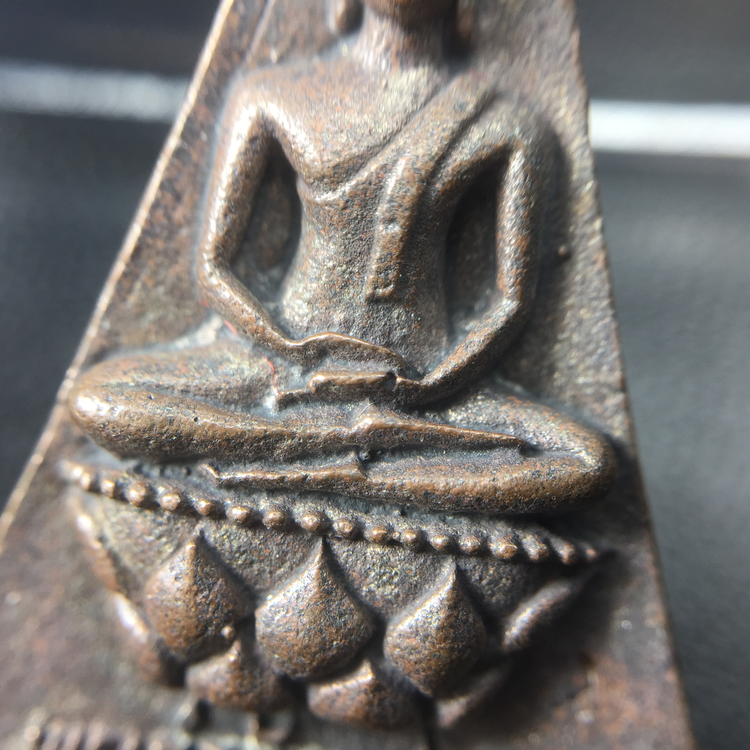 พระกำลังแผ่นดิน (สมเด็จจิตรลดา2) จัดสร้างเฉลิมพระเกียรติ ร.9 ครองราชย์ 50 ปี 2539 เนื้อเงิน(ผิวเดิมกลับดำ รุ้งๆสวย)+เนื้อนวโลหะ(สร้างน้อยหายาก)พร้อมกล่องบรรจุเดิมครบสมบูรณ์(1ใน2539องค์)