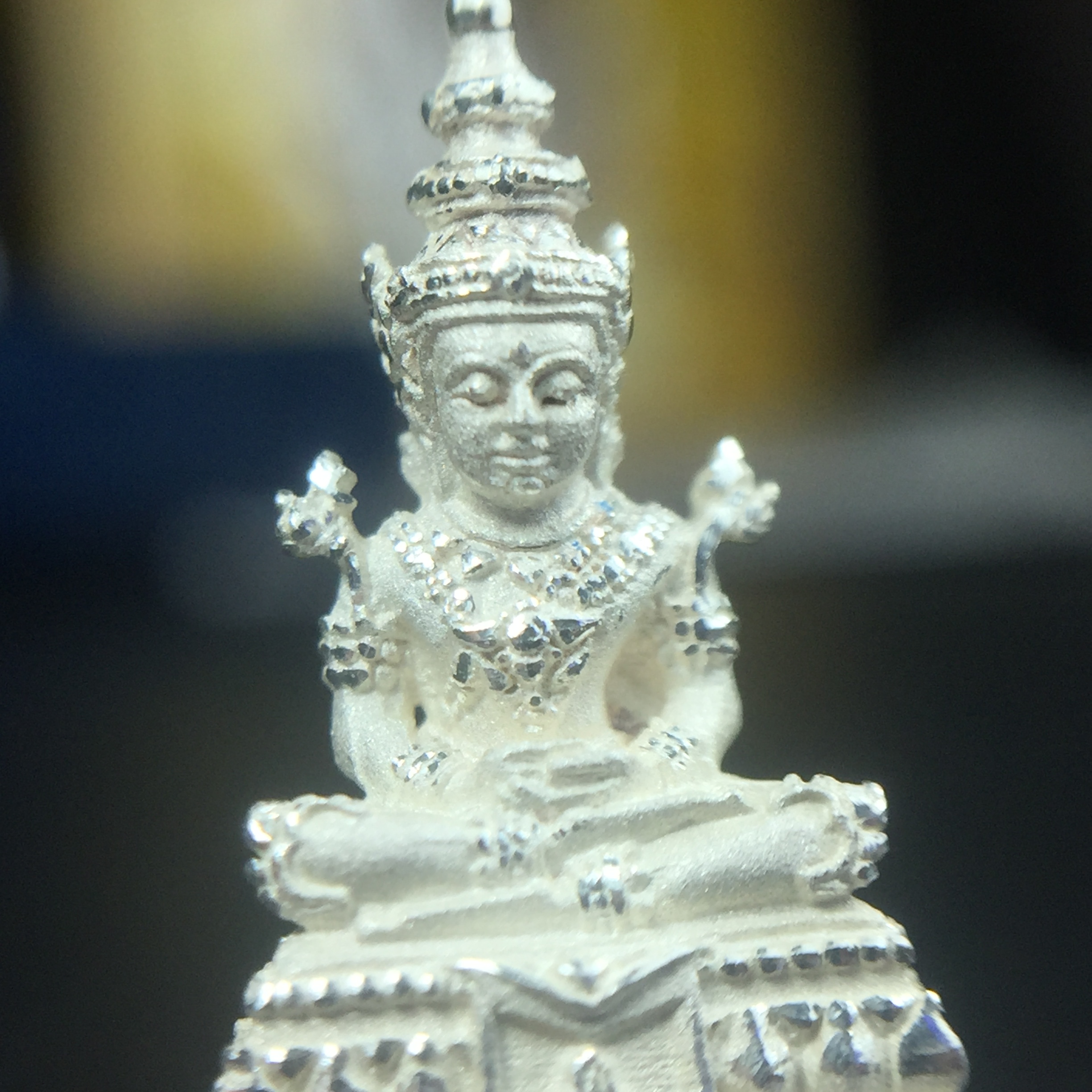 พระแก้วมรกต(จำลอง)ลอยองค์ ขนาดหน้าตัก 1/4 นิ้ว ทรงเครื่องฤดูร้อน เนื้อเงิน ตราสัญลักษณ์ฉลองสิริราชสมบัติครบ 60 ปี พ.ศ.2549