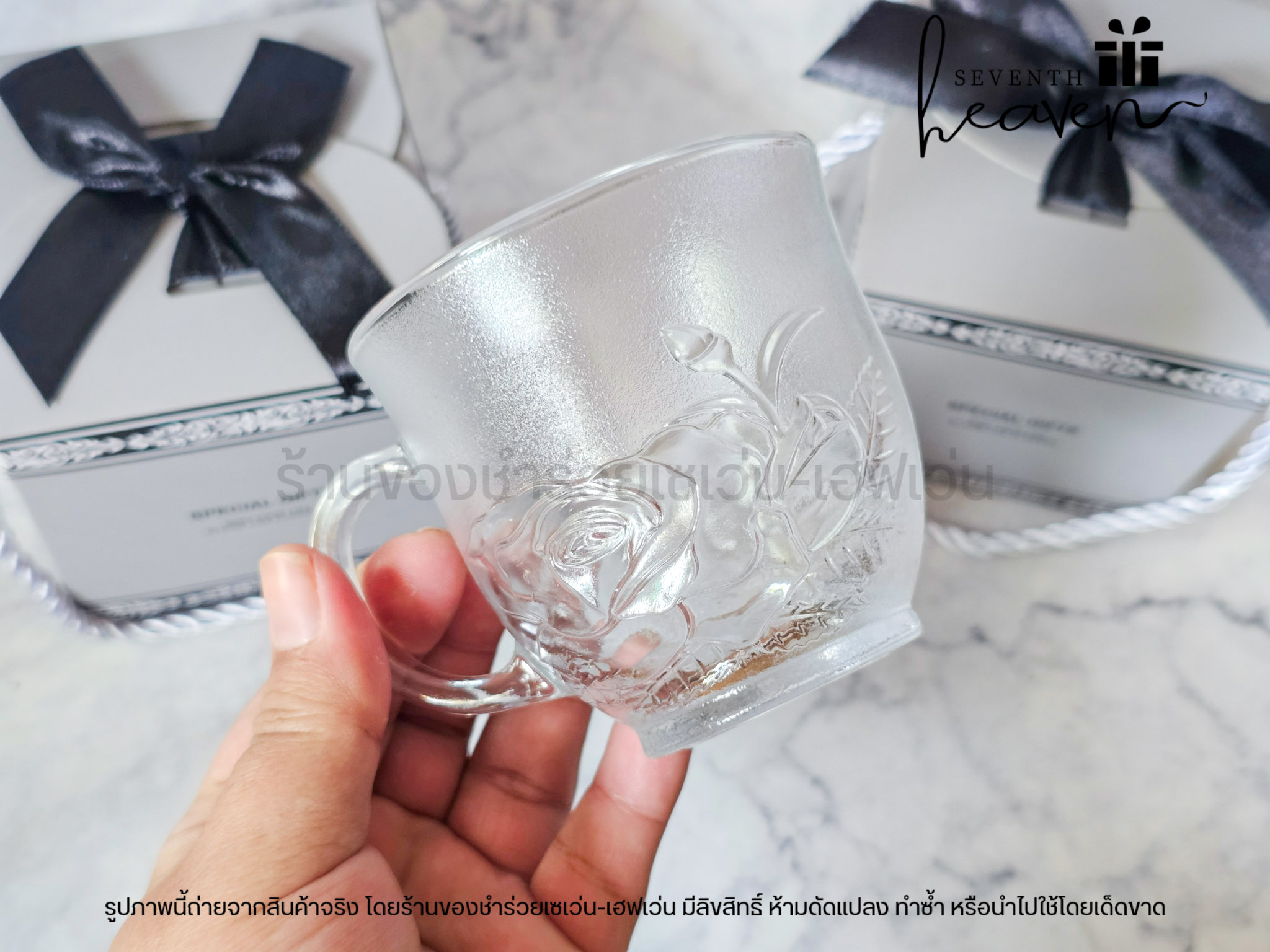 ของชำร่วยงานศพ แก้วกาแฟขุ่นกุหลาบ ใส่กล่องมีหูหิ้วสีเทา ริบบิ้นสีดำ