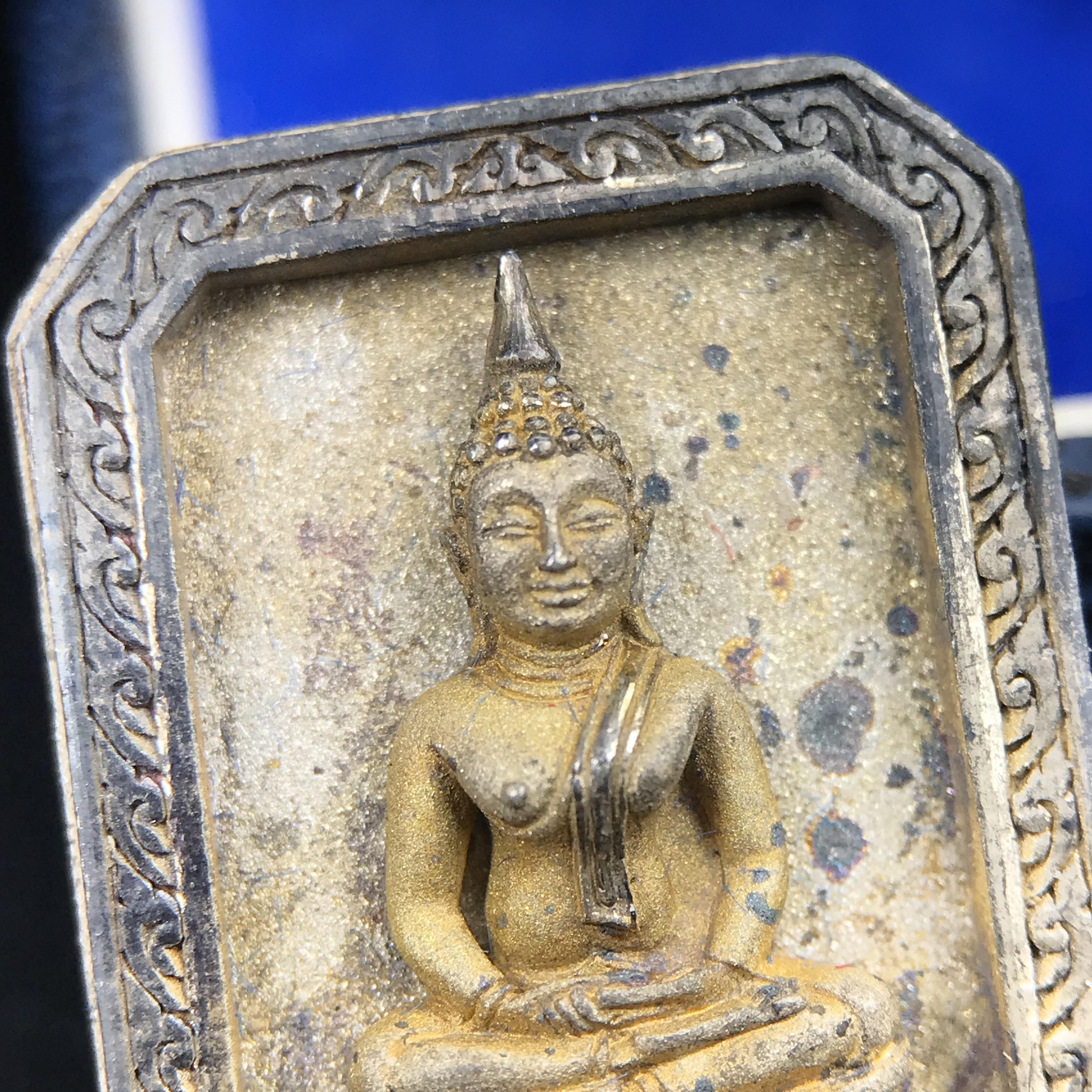 พระพุทธโสธร(หลวงพ่อโสธร) รุ่นสร้างอุโบสถ พิธีมหาพุทธาภิเษก ณ พระอุโบสถวัดโสธรวรารามวรวิหาร ปี 2539 เนื้อเงินทรายนวลขัดเงาบางส่วน พิมพ์แปดเหลี่ยม(หายากสร้างน้อย)กล่องบรรจุเดิมครบสมบูรณ์สวยงดงาม(เนื้อเงินผิวเดิมรุ้งสวยสวย องค์หมายเลขสวย ๗๔๔๕)