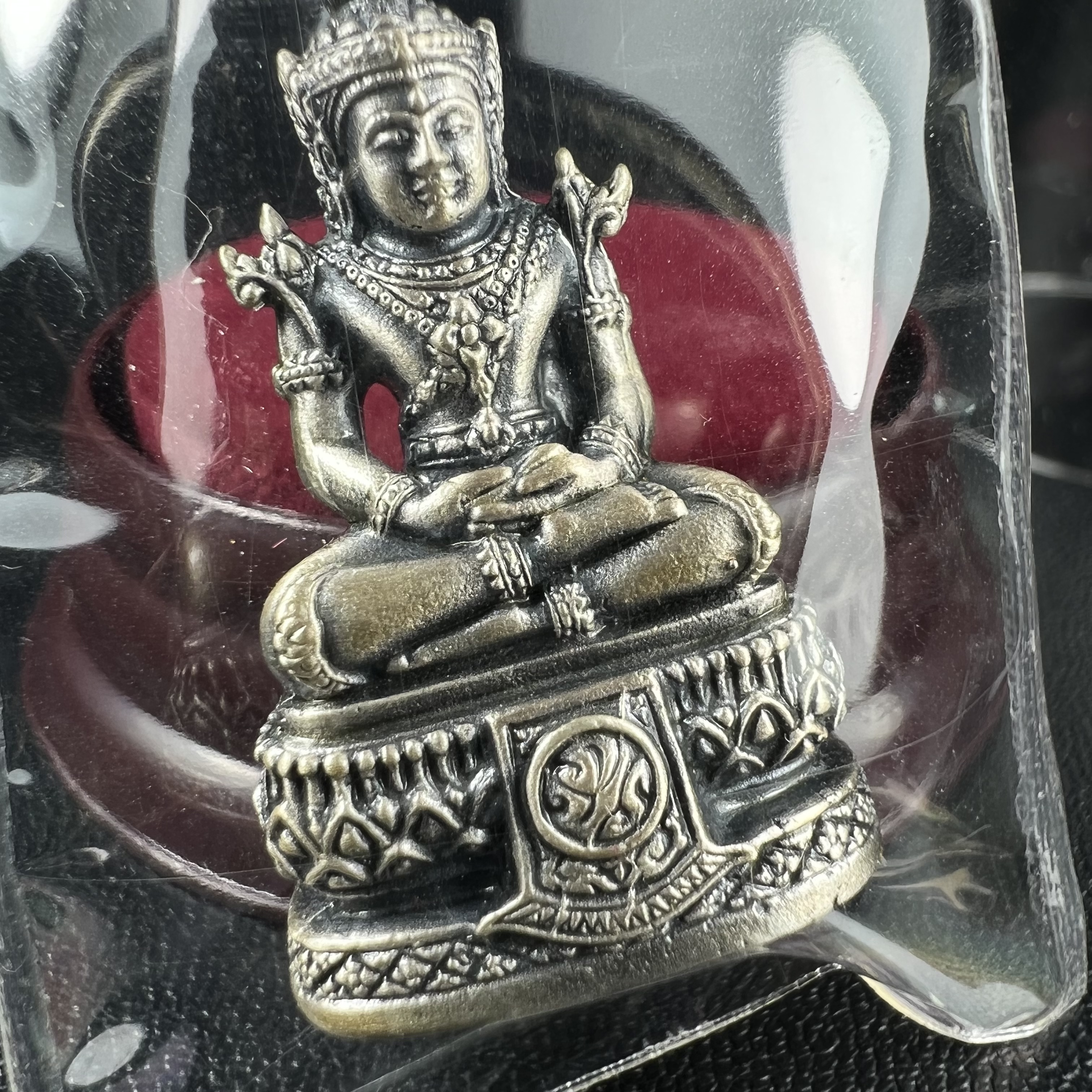 พระแก้วมรกต ภปร.(รุ่นแรก) ปี2545 รุ่นฉลองกรุงรัตนโกสินทร์ครบ 220 ปี พิมพ์ลอยองค์ใหญ่ เนื้ออัลปาก้า ชุบเงินลงดำ ขนาด 19*35 มม. พร้อมครอบตั้งโชว์เดิม องค์พระซีนซองเดิม สวยครบสมบูรณ์