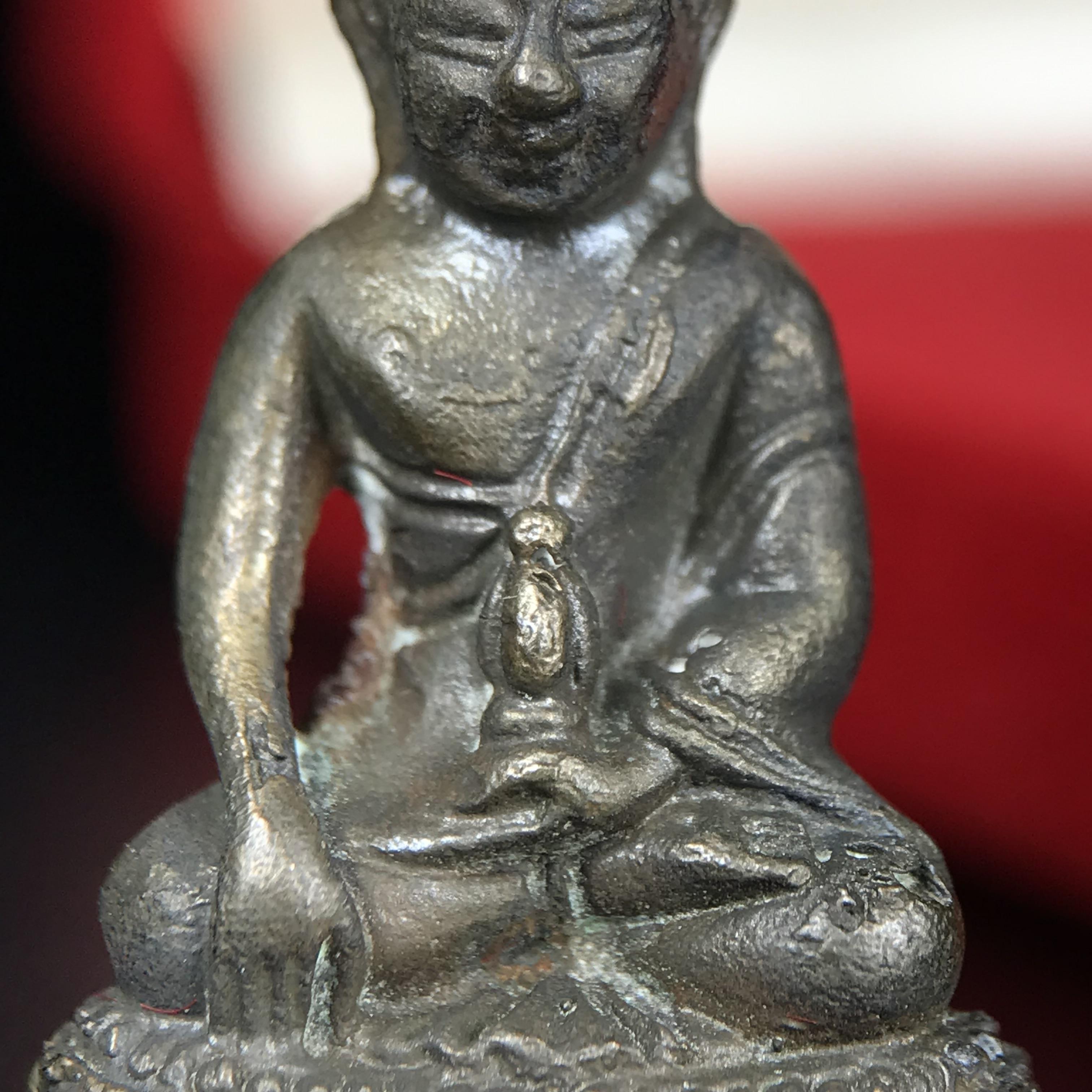 พระกริ่งศาสดา ภปร. วัดบวรนิเวศวิหาร ปี 2532 จัดสร้างในโอกาสสองทศวรรษรามาธิบดี เพื่อศูนย์การแพทย์สิริกิติ์ เนื้อนวโลหะ(ผิวเดิมสวยงาม) (พิธีใหญ่ มวลสารมงคล สวยงามเข้มขลัง)สมเด็จพระญาณสังวร สมเด็จพระสังฆราชฯเสด็จเททอง***ตอกโค๊ตหมายเลข ๑๑๑๖***