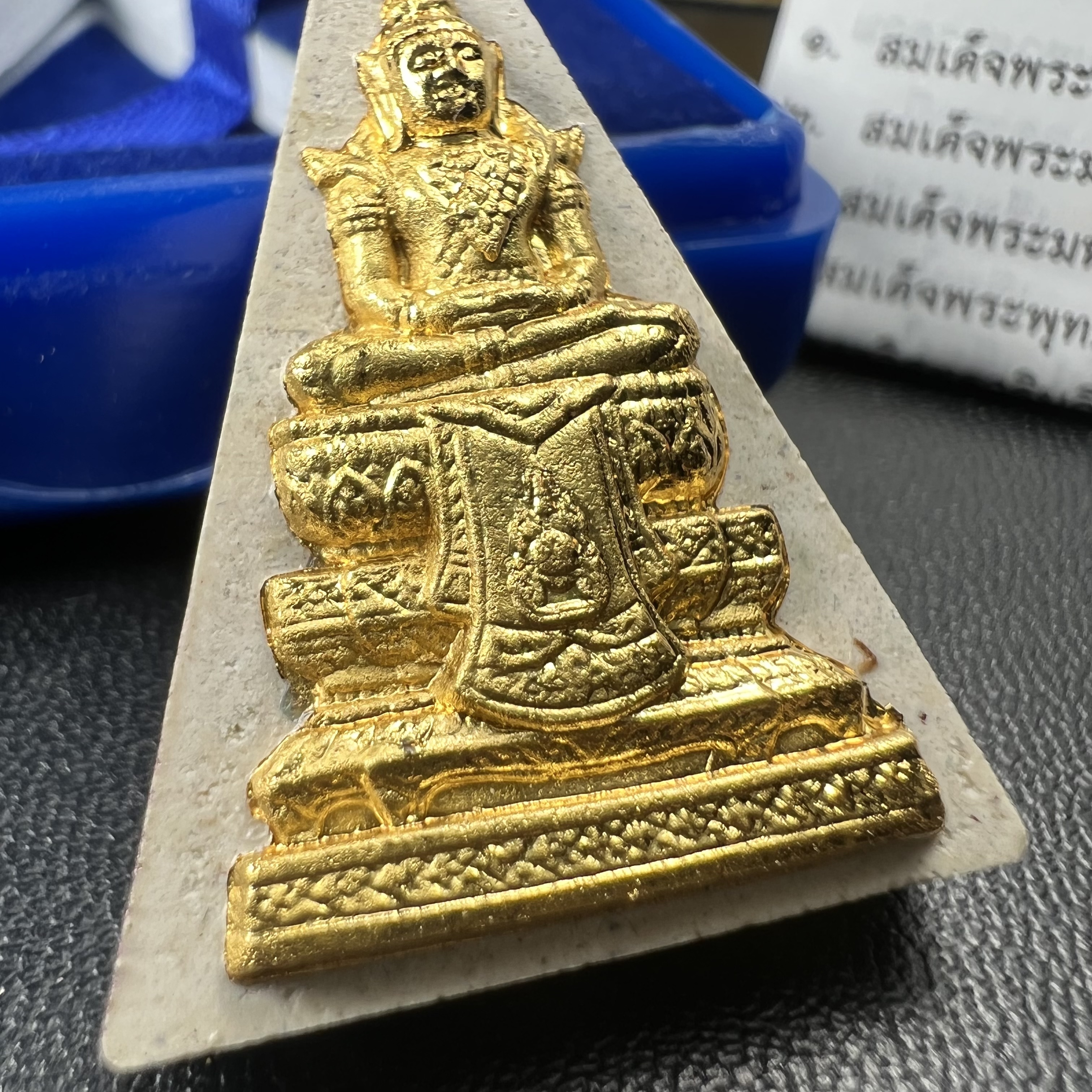 พระแก้วมรกต(จำลอง)ทรงเครื่องฤดูร้อน พระผงบูชา ด้านหน้าปิดทอง ด้านหลังตราฉลองสิริราชสมบัติครบ 60ปี เนื้อเงินขึ้นสีรุ้งธรรมชาติสร้างสรรค์งดงาม(รุ่นนี้ได้พระราชทานเส้นพระเจ้า(เส้นผม)รัชกาลที่9ในการจัดสร้าง)***องค์นี้พิเศษมองเห็นเส้นผมติดอยู่ด้านหลังชัดเจน***