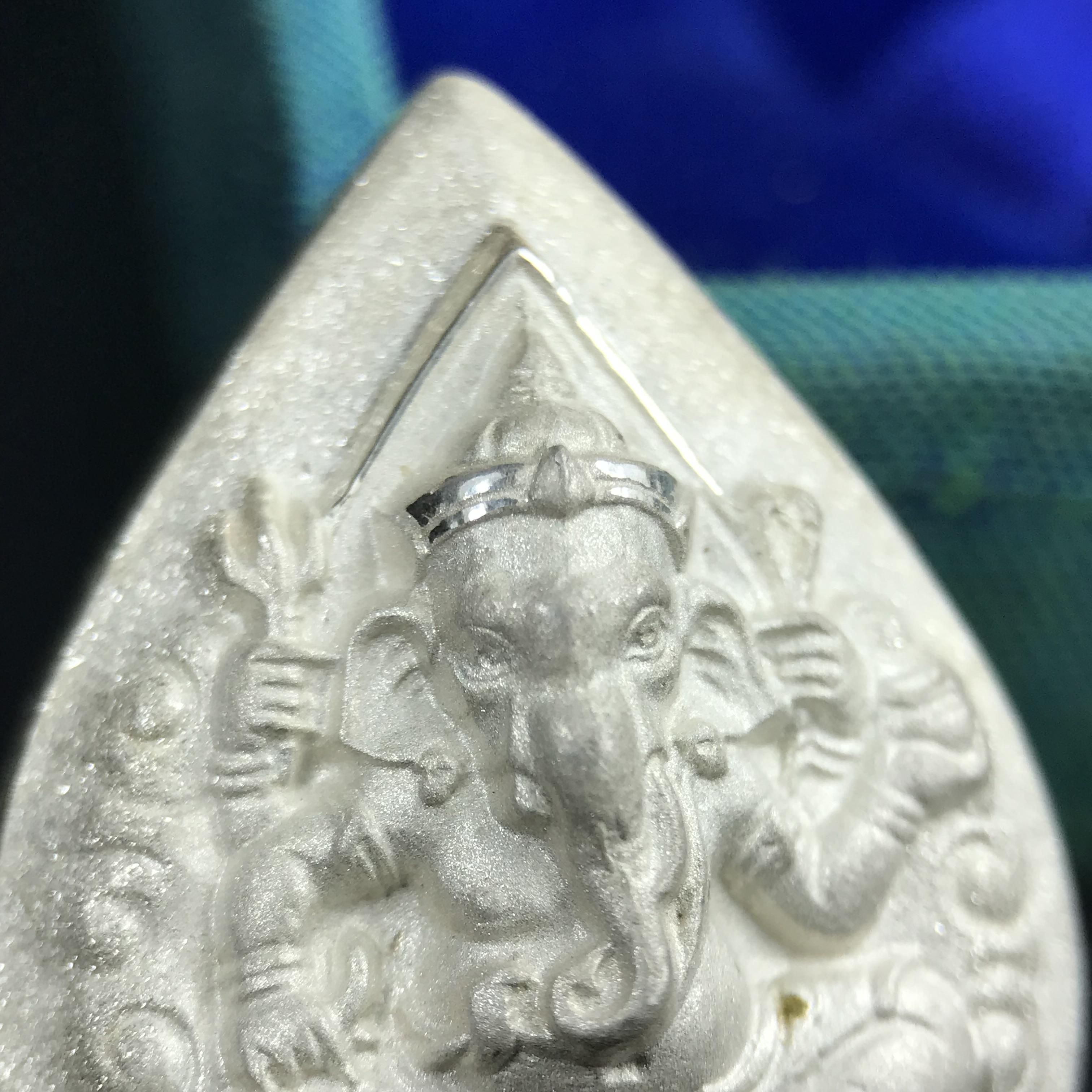 เหรียญพระพิฆเนศวร ญสส. ชุดกาญจนาภิเษกครองราชย์ 50 ปี พุทธศักราช 2538 พิมพ์ใหญ่(2.9 ซม.) เนื้อเงิน(พ่นทรายและขัดเงาบางส่วน) สภาพสวยเดิมพร้อมกล่องบรรจุเดิม ตอกโค๊ดหมายเลขกำกับ(1ใน 5539องค์)