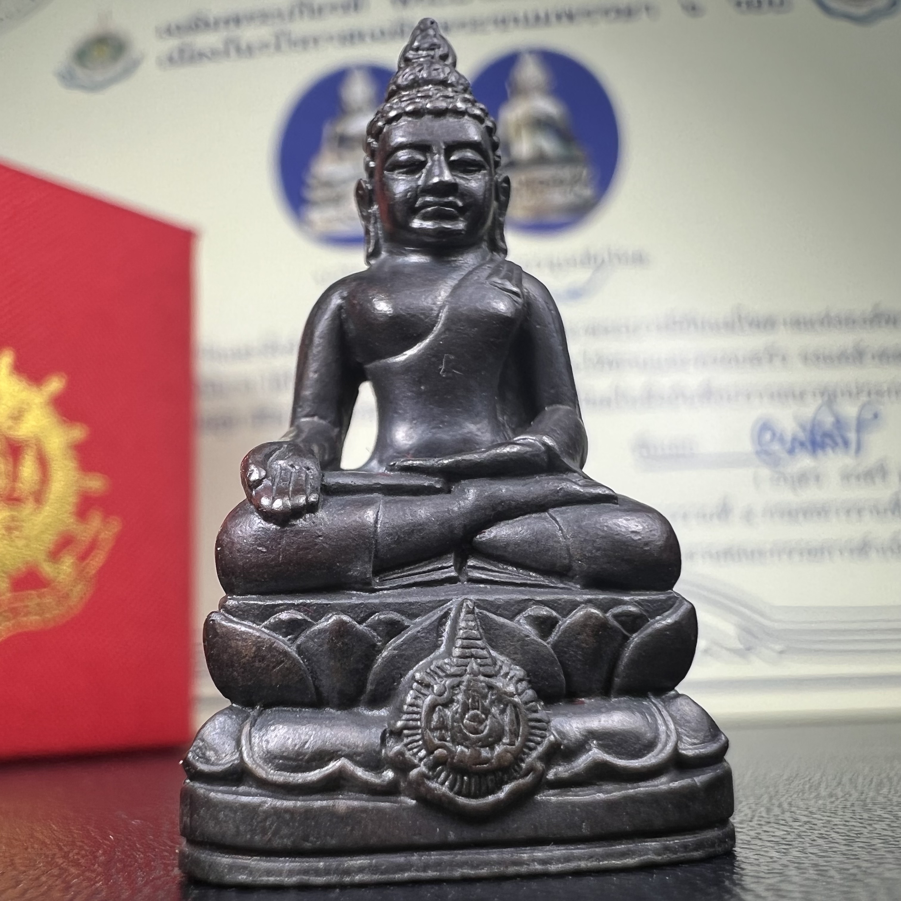 พระกริ่งไพรีพินาศ เฉลิมพระเกียรติ พระบาทสมเด็จพระเจ้าอยู่หัวรัชกาลที่9 พระชนมพรรษา 6 รอบ ปี2542 เนื้อนวโลหะผสมทองคำ(บรรจุเหล็กไหล)ดีนอก-ดีใน***องค์นี้สภาพสวยครบสมบูรณ์ มาพร้อมกล่องเดิมและใบรับรองจากผู้จัดสร้างแบบนี้หายากมาก***