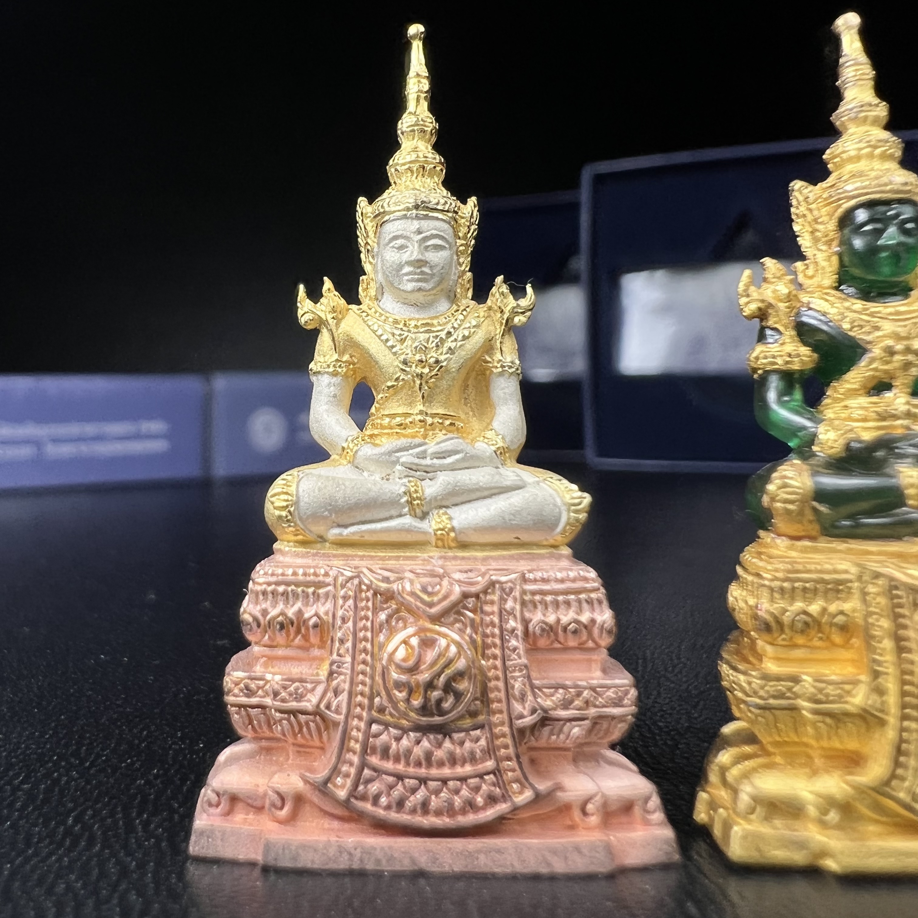 พระแก้วมรกต ภปร. จัดสร้างโดย รพ.ภูมิพลฯ ปี2547 ลอยองค์ขนาดหน้าตัก 1/2 นิ้ว (เนื้อเรซิ่นหุ้มทองคำ99.99%+เนื้อเงิน+เนื้อเงินสามกษัตริย์)(1ชุด 3 องค์)งดงามทรงคุณค่าอีกหนึ่งรุ่นยอดนิยม หายาก