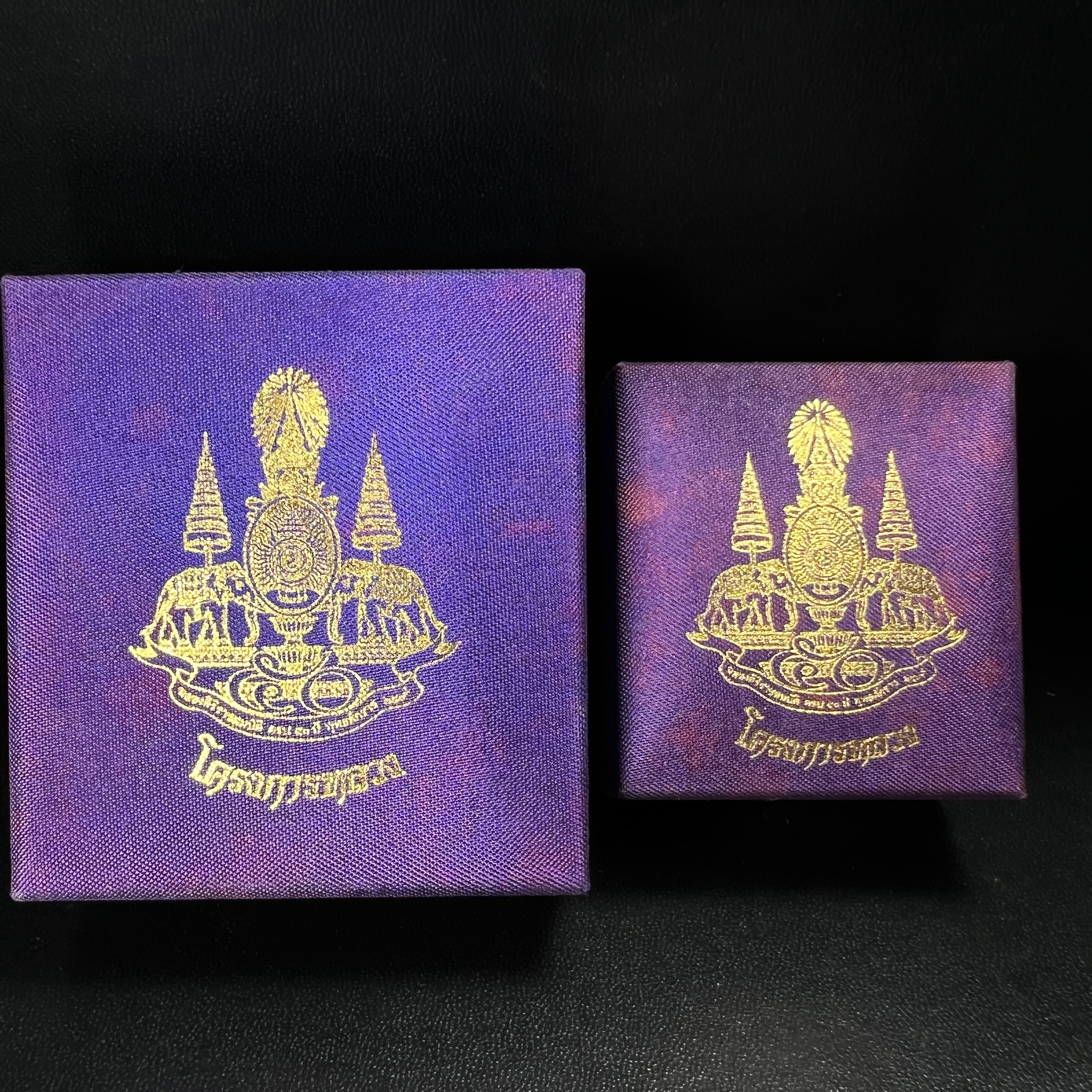 พระพุทธนวราชบพิตร พระพิมพ์จิตรลดา โครงการหลวง ปี2539 (พิมพ์ใหญ่+พิมพ์เล็ก) เนื้อเงินผิวเดิมขึ้นสีรุ่ง สวย แบบนิยมพร้อมกล่องบรรจุเดิม พิธีใหญ่ ปลุกเสกวัดพระแก้ว(1ชุด 2 องค์)