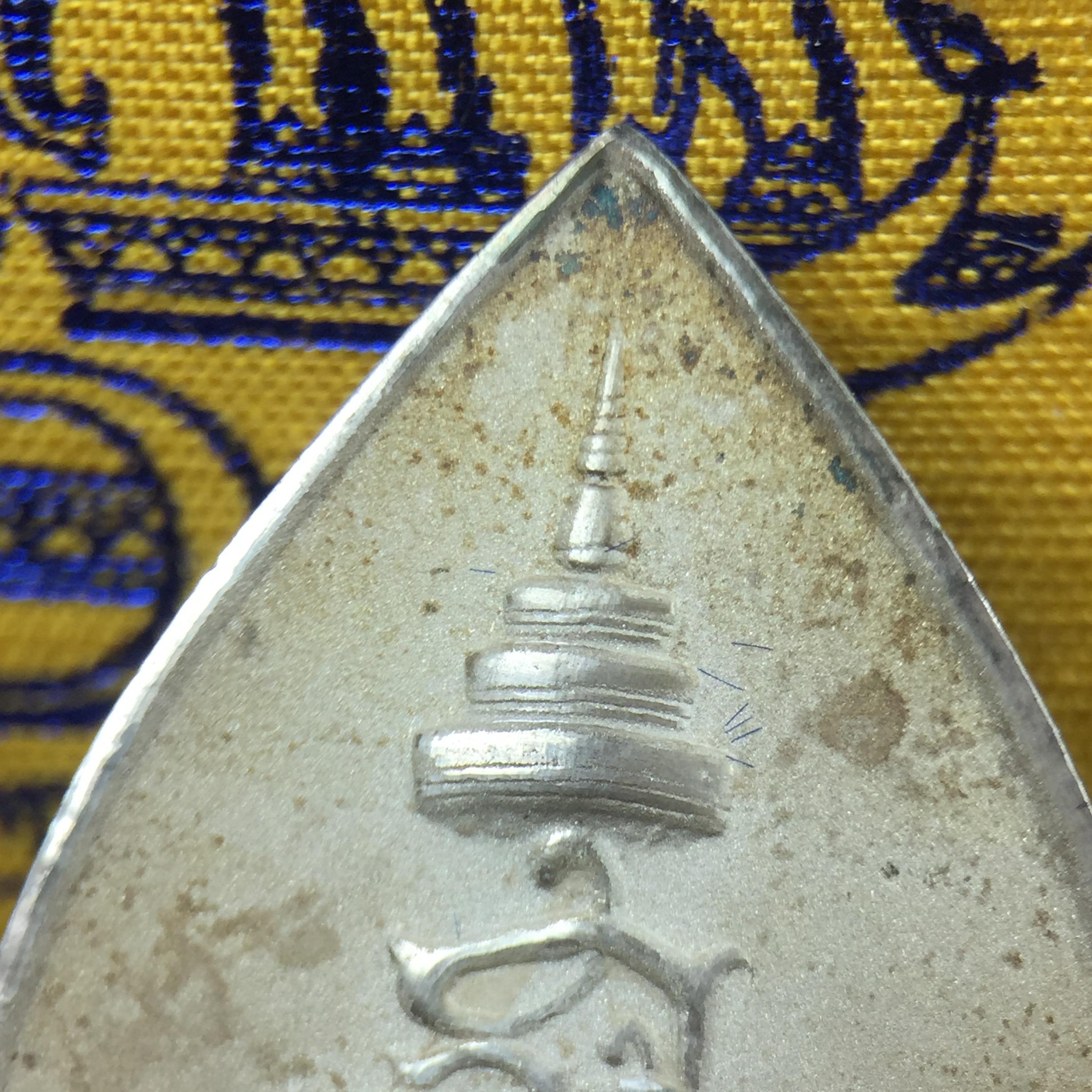 เหรียญพระพิฆเนศวร ญสส. ชุดกาญจนาภิเษกครองราชย์ 50 ปี พุทธศักราช 2538 พิมพ์ใหญ่(2.9 ซม.) เนื้อเงินผิวเดิมกลับดำขึ้นสีรุ้งเข้มขลังงดงามธรรมชาติสร้างสรรค์ สภาพสวยเดิมพร้อมกล่องบรรจุเดิม ตอกโค๊ดหมายเลขกำกับ(1ใน 5539องค์)