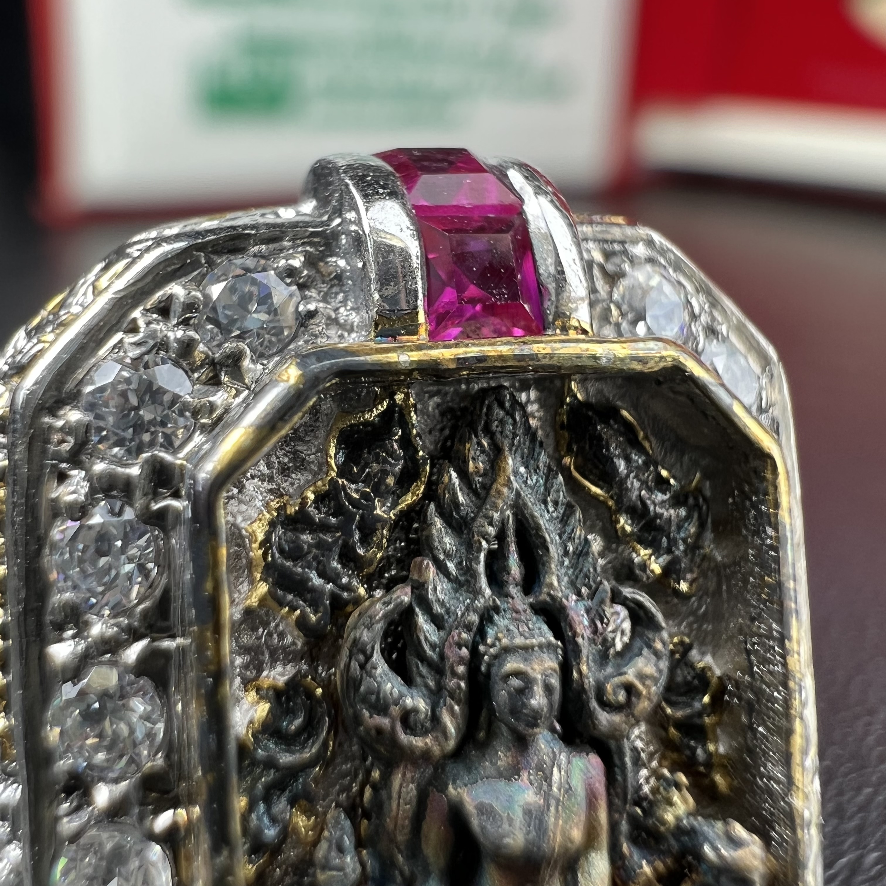 แหวนพระพุทธชินราช ภปร. ในวโรกาสเฉลิมพระชนมายุ6รอบ 5ธันวาคม2542 มูลนิธิพิทักษ์ดวงตาประชาชน จัดสร้าง แหวนเนื้อเงินเคลือบทองคำบริสุทธิ์ประดับเพชร CZ เกรดนอก ตอกโค๊ตและหมายเลข 2006(ผลรวมได้ 8 เลขมงคลเจริญมั่งคั่ง อุดมสมบูรณ์) พร้อมกล่องบรรจุเดิมครบ(หายาก)