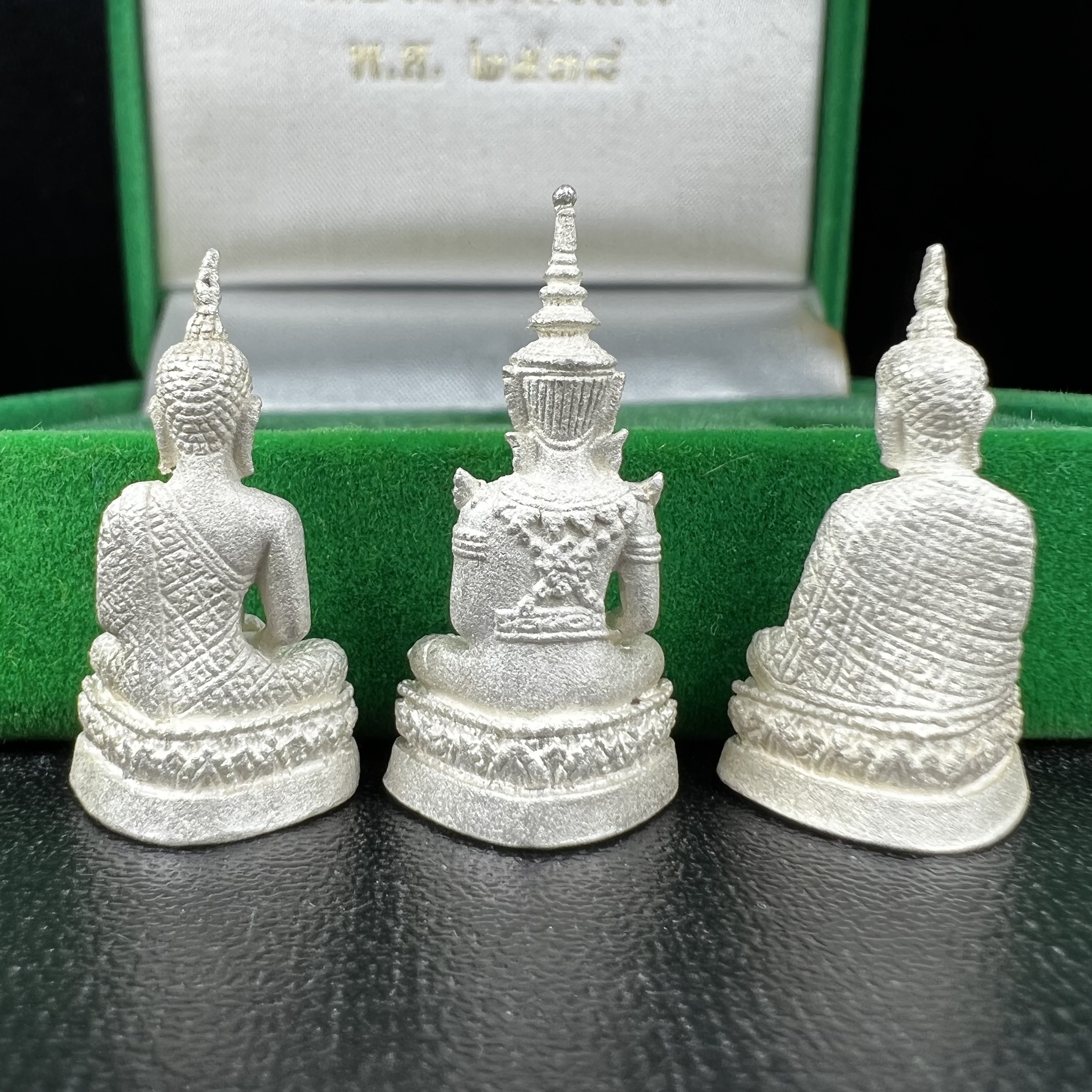 พระแก้วมรกต สธ. วัดบวรนิเวศวิหาร พ.ศ.2538 รูปเหมือนลอยองค์พระแก้วมรกต ชุดเงินบริสุทธิ์ ทรงเครื่อง 3 ฤดู (มีโค็ด หมายเลขกำกับชุดที่ 1396)พิมพ์ใหญ่ 3 องค์ 3 ฤดู ร้อน ฝน หนาว(1 ใน 2000 ชุด)หายาก