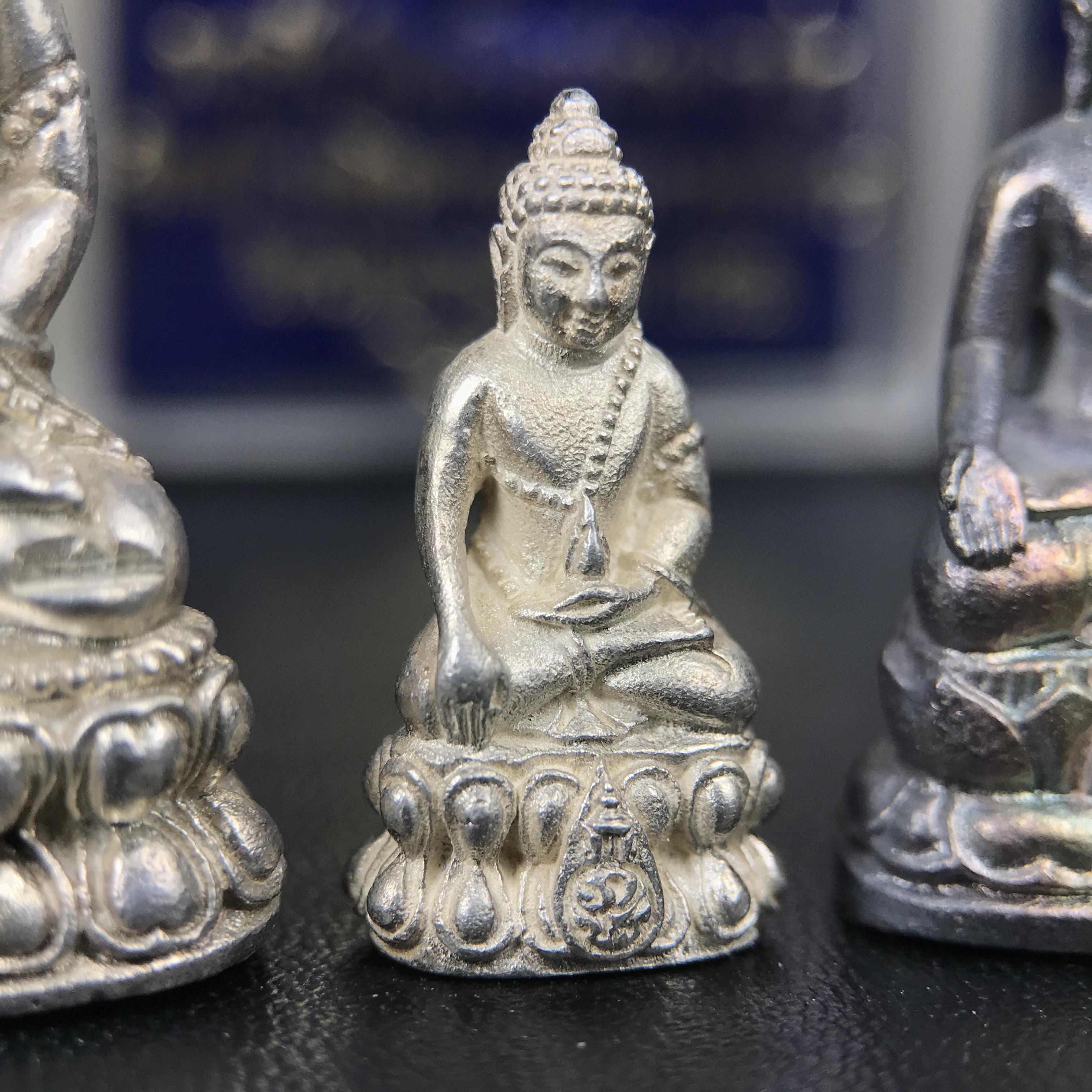 พระกริ่งนวปทุม ภปร.-พระชัยวัฒน์นวปทุม ภปร.-พระกริ่งไพรีพินาศ ภปร. รุ่นแรก วัดปทุมวนาราม ครบชุดเนื้อเงิน ปี2535(ในหลวงรัชกาลที่9เสด็จเททอง)(1ใน3000องค์)หายาก***เก็บทีเดียวครบชุดไปเลยรุ่นนี้ แนะนำ....ตอนนี้หายากแล้ว***