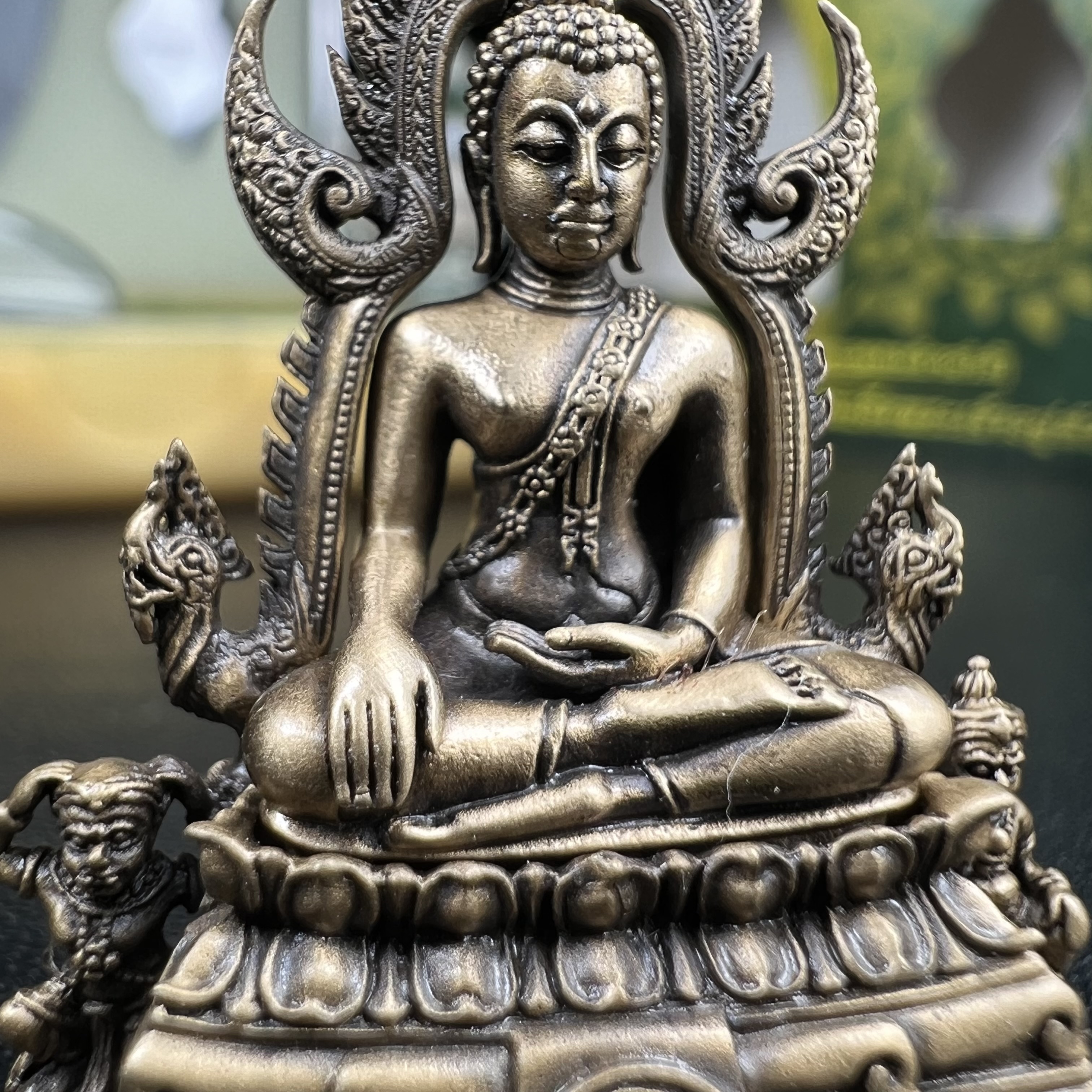 พระพุทธชินราช(จำลอง) ภปร. 84 พรรษา ปี 2554 เนื้อบรอนซ์รมดำซาติน พิมพ์กลางขนาดหน้าตัก 1/2 นิ้ว(พระราชทานมวลสาร จิตรลดาและเส้นพระเจ้า(เส้นผม)รัชกาลที่9)พุทธศิลป์ทรงคุณค่าอีกหนึ่งรุ่นยอดนิยม(หมายเลขสวย ๑๘๑))