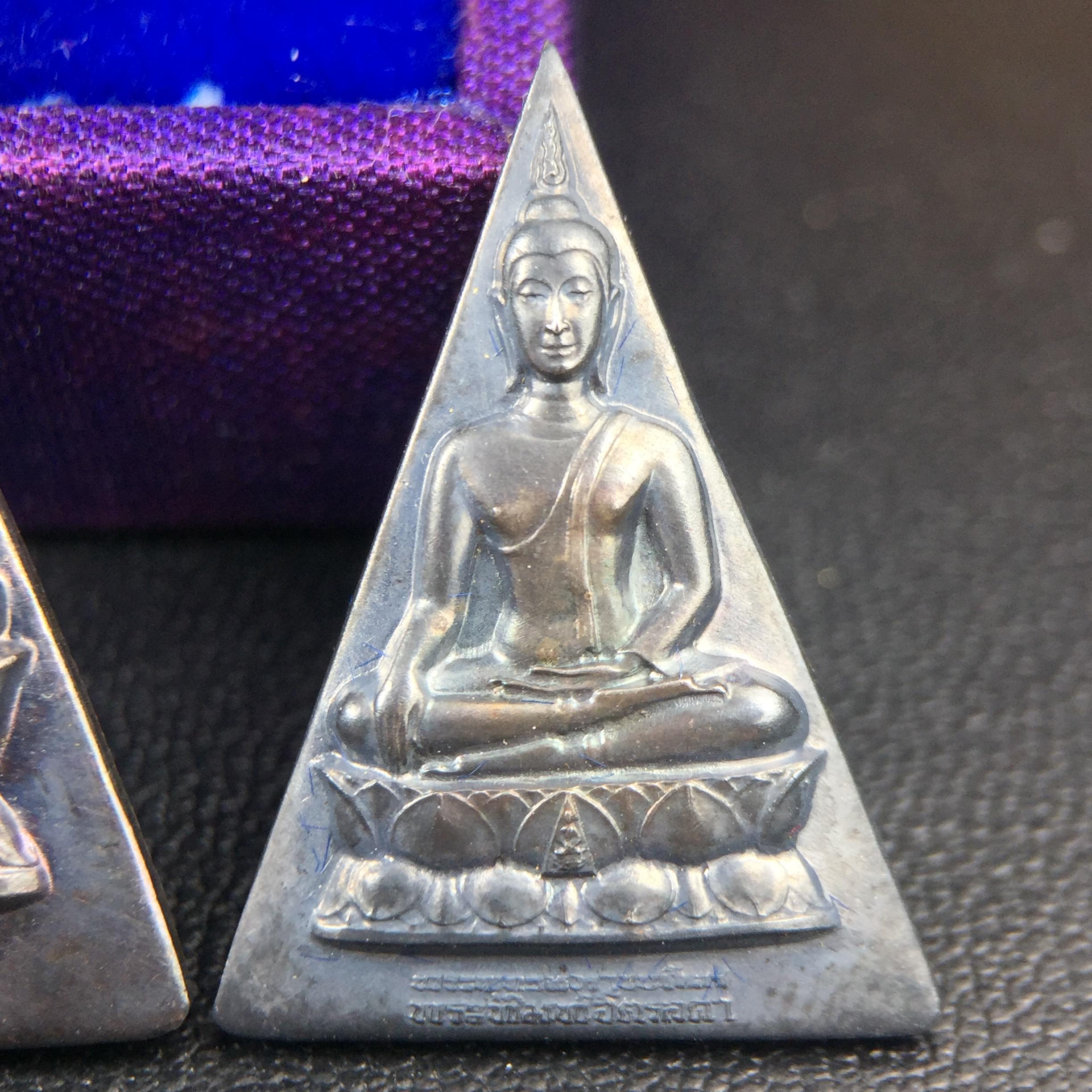 พระพุทธนวราชบพิตร พระพิมพ์จิตรลดา โครงการหลวง ปี2539 (พิมพ์ใหญ่+พิมพ์เล็ก) เนื้อเงินผิวเดิมขึ้นสีรุ่ง สวย แบบนิยมพร้อมกล่องบรรจุเดิม พิธีใหญ่ ปลุกเสกวัดพระแก้ว(1ชุด 2 องค์)