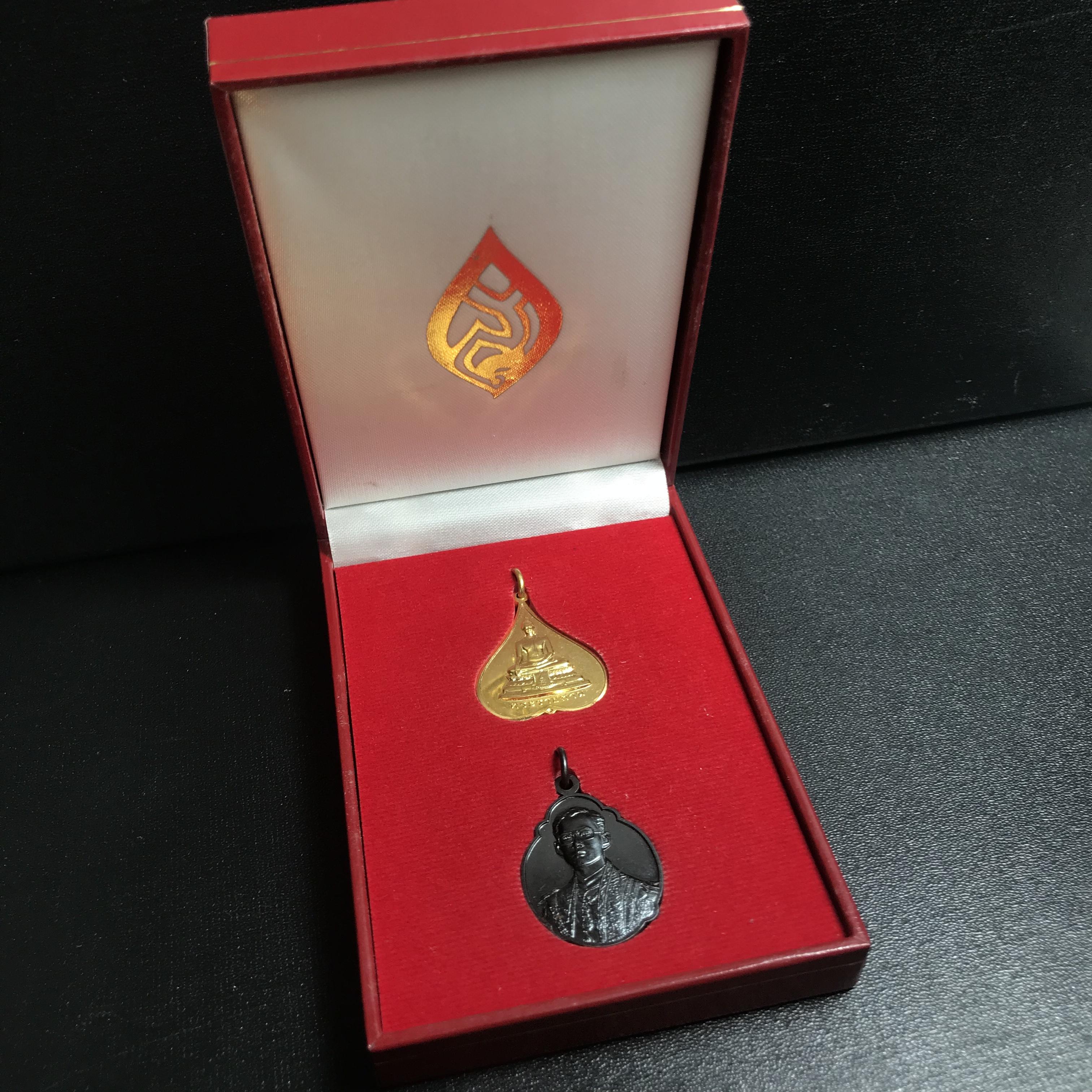 เหรียญพระราชทาน มูลนิธิ พอ.สว. ปี2541 (1ชุด มี 2 เหรียญ สภาพสวยมาก(กล่องเดิม))