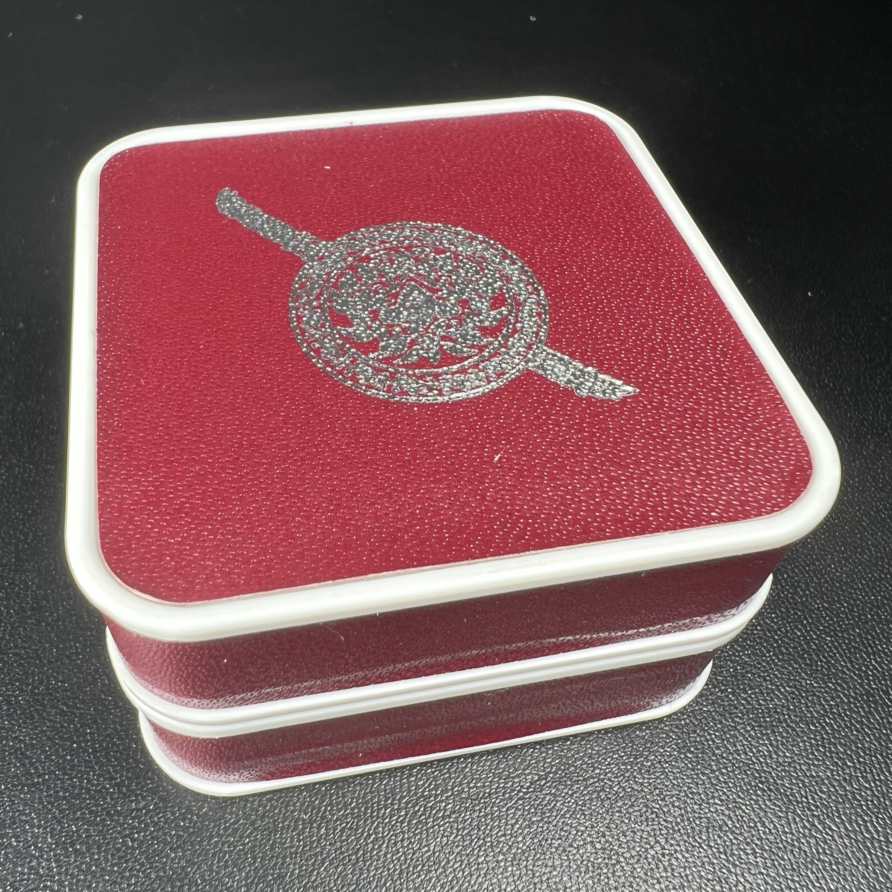 พระพุทธชินราช รุ่น ประวัติศาสตร์ มูลนิธิเพื่อตำรวจไทยจัดสร้าง ปี 2562 เนื้อทองคำขัดเงา พิมพ์ลอยองค์จิ๋ว(ขนาดสูง 1.5 ซม.) (สภาพ สวย ซีนซองเดิม กล่องบรรจุเดิมครบสมบูรณ์)