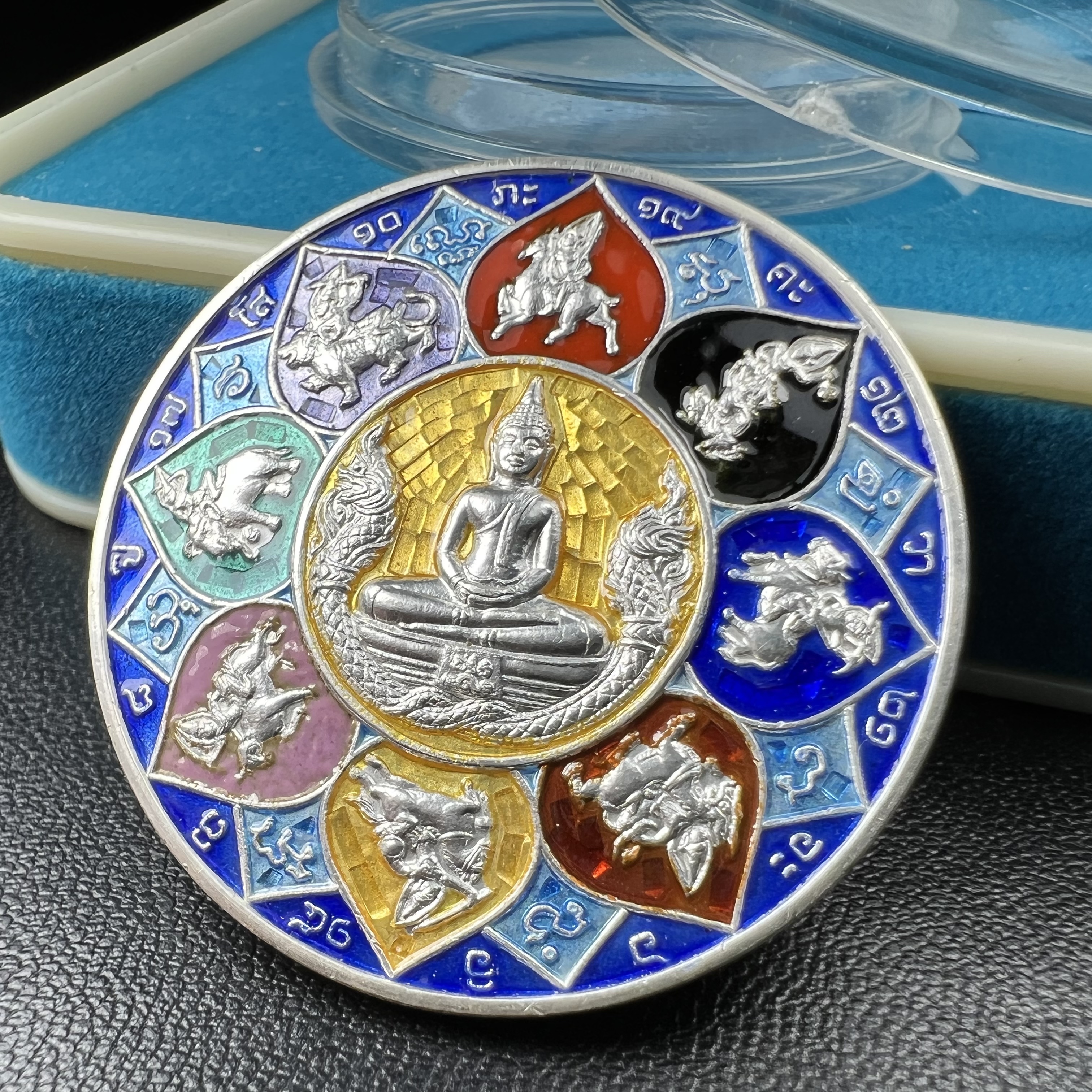 เหรียญหลวงพ่อโสธร รุ่นดวงชะตาคู่ชีวิต พิธีมหาจักรพรรดิตราธิราชครั้งยิ่งใหญ่ พิธีสวดนพเคราะห์เพื่อความเป็นสิริมงคล ปี 2547 ณ พระอุโบสถวัดโสธรวรารามวรวิหาร จ.ฉะเชิงเทรา เนื้อเงินลงยาราชาวดี ขนาด 3.2 ซม.พร้อมกล่องบรรจุเดิมสภาพสวยครบสมบูรณ์