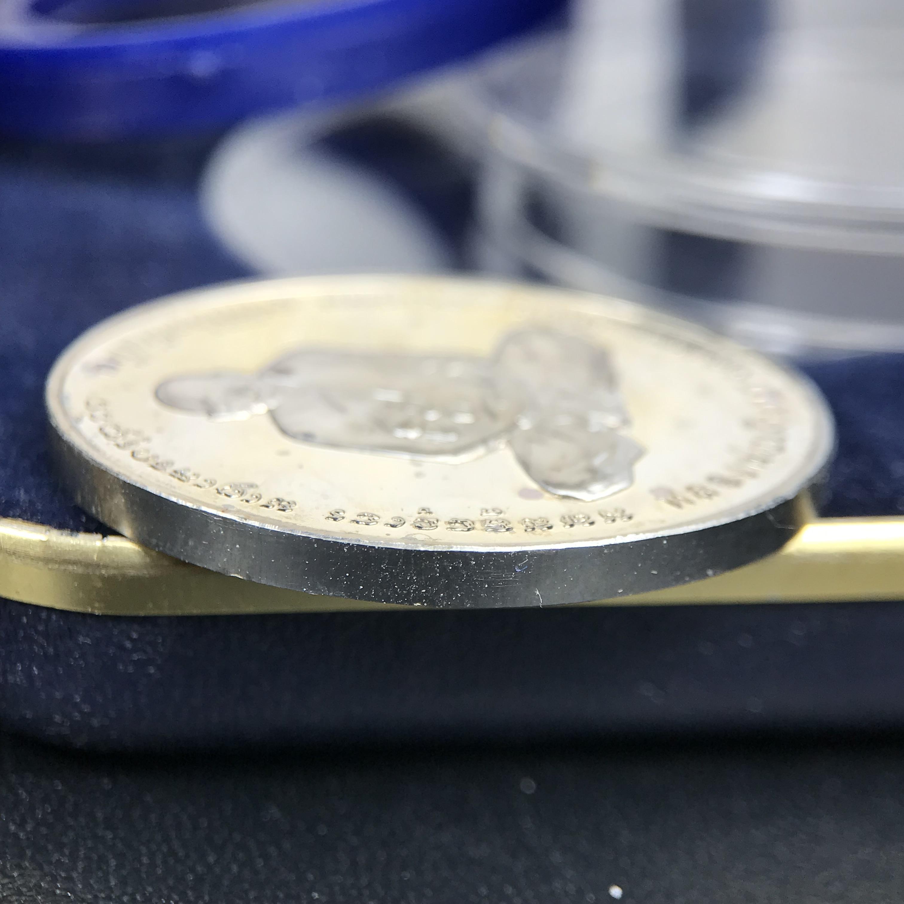 เหรียญหลวงพ่อเงิน – กรมหลวงชุมพรฯ วัดบางคลาน เหรียญไข่สองหน้า เนื้อเงิน 99.99% ขัดเงา ขนาดสูง 3.1 ซม. ประกอบพิธีมหาพุทธาภิเษก ณ อุโบสวัดหิรัญญาราม(วังตะโก) บางคลาน จ.พิจิตร เมื่อวันอังคารที่ 3 มี.ค.2541( เหรียญออกโดยโรงงานกษาปณ์ เพิร์ธ ประเทศออสเตรเลีย )