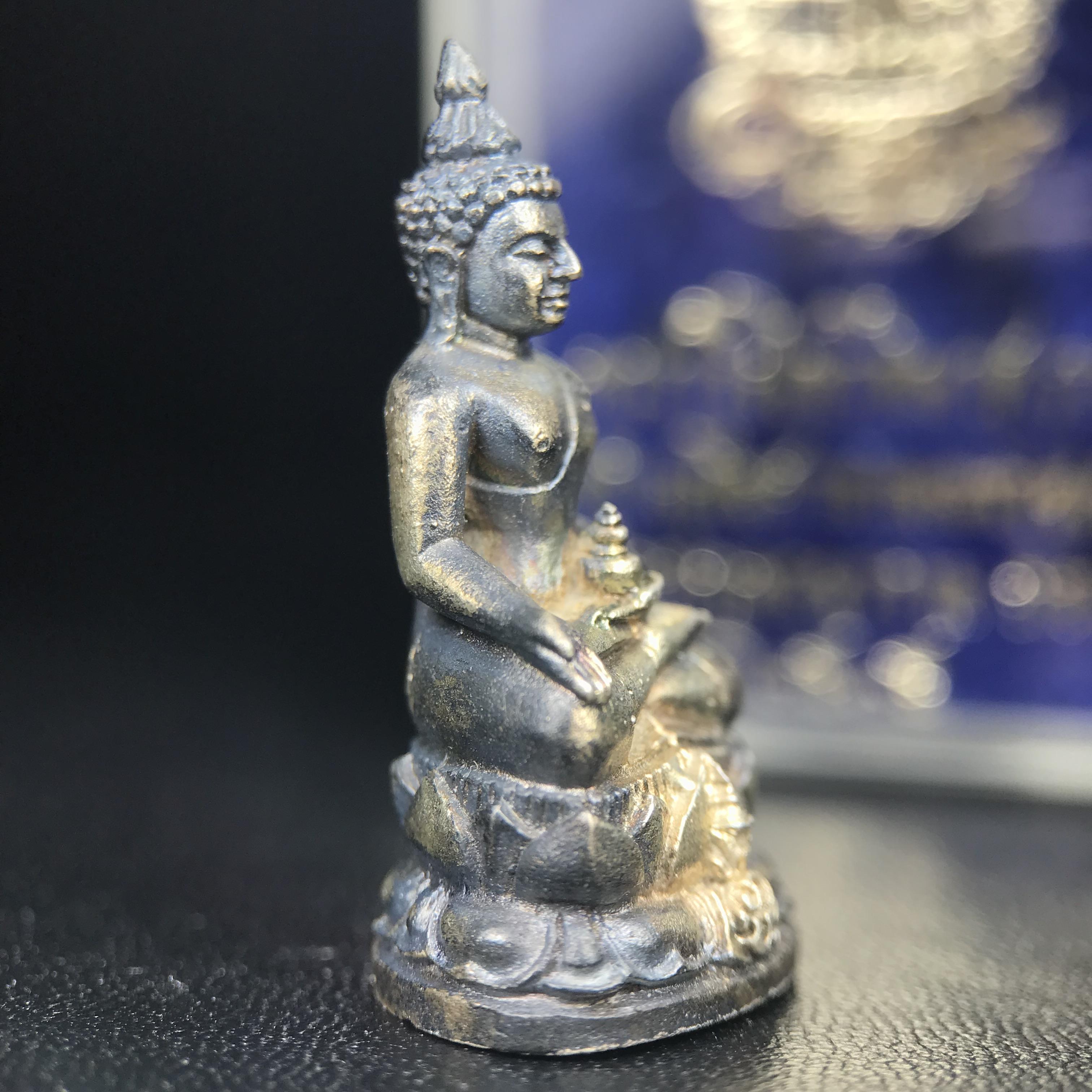 พระกริ่งไพรีพินาศ ภปร. รุ่นแรกของประเทศไทย วัดปทุมวนาราม ปี 2535 เนื้อเงิน(ผิวเดิม ผิวขึ้นรุ้งทั่วองค์ สวย งดงาม)(เข้มขลังทรงอานุภาพยิ่งใหญ่ กำราบศัตรูพ่ายสิ้น) ขนาดสูง 3 ซม. พร้อมกล่องบรรจุเดิมครบสมบูรณ์ (ในหลวงรัชกาลที่9เสด็จเททอง)(1ใน3000องค์)นิยมหายาก