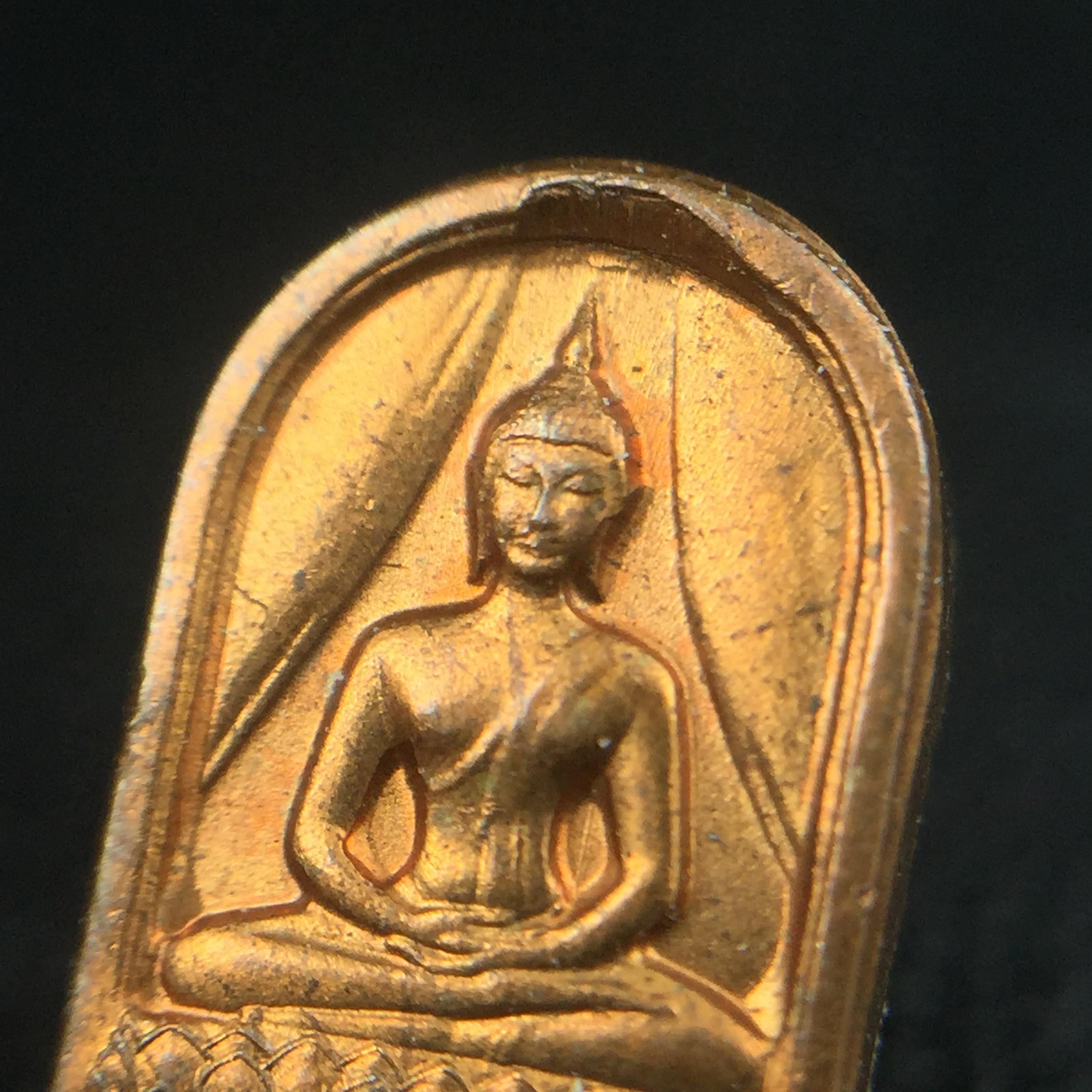 พระปรกใบมะขาม พระพุทธสิหิงค์ ภปร. ธรรมศาสตร์ 50ปี เนื้อทองแดง(คัดสภาพสวย)(ในหลวงรัชกาลที่9 เสด็จเททอง)(พระปรกใบมะขาม ภปร รุ่นแรก)