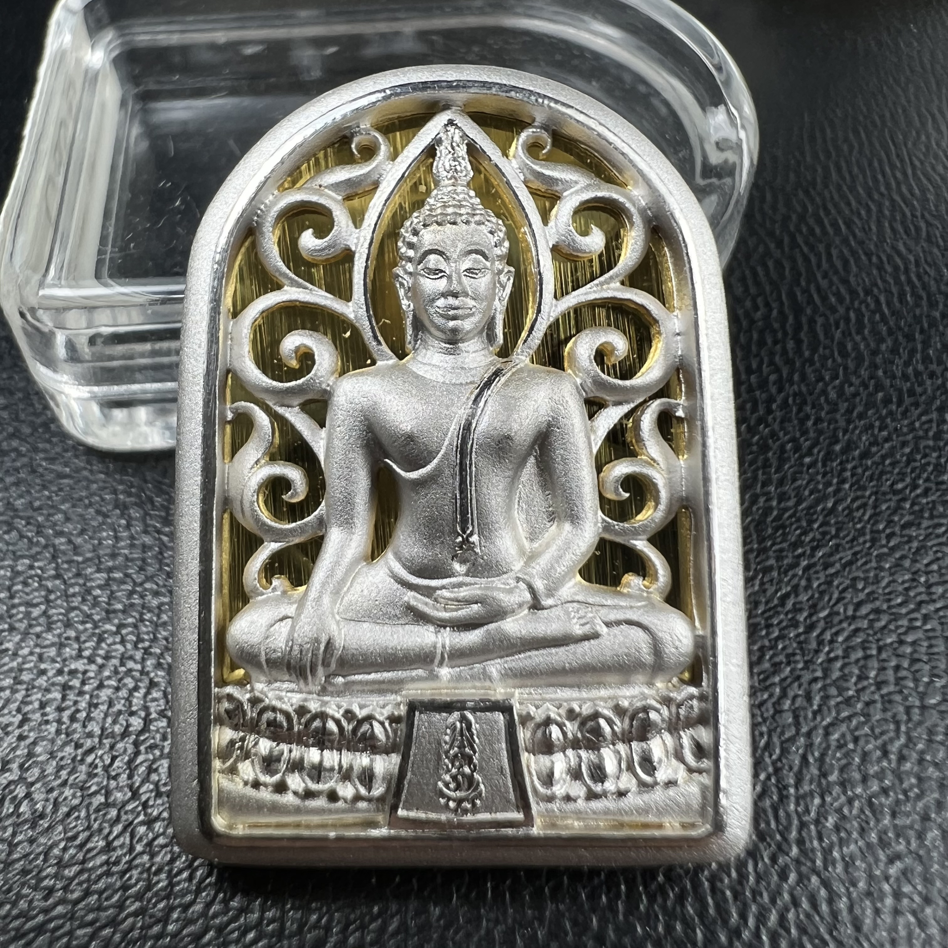 พระพุทธรูปคุ้มเกล้าฯ ภปร.(ใต้ร่มพระบารมี คุ้มเกล้า) 60ปี รพ.ภูมิพลฯ พ.ศ.2552 เหรียญเนื้อเงิน ชุบทองคำขาว(พิมพ์ รูปอาร์ม+รูปใบมะขาม+รูปห้าเหลี่ยม)(1ชุด 3 พิมพ์ ครบทุกแบบที่จัดสร้าง)1 ใน 5000 เหรียญ ครบชุดหายาก