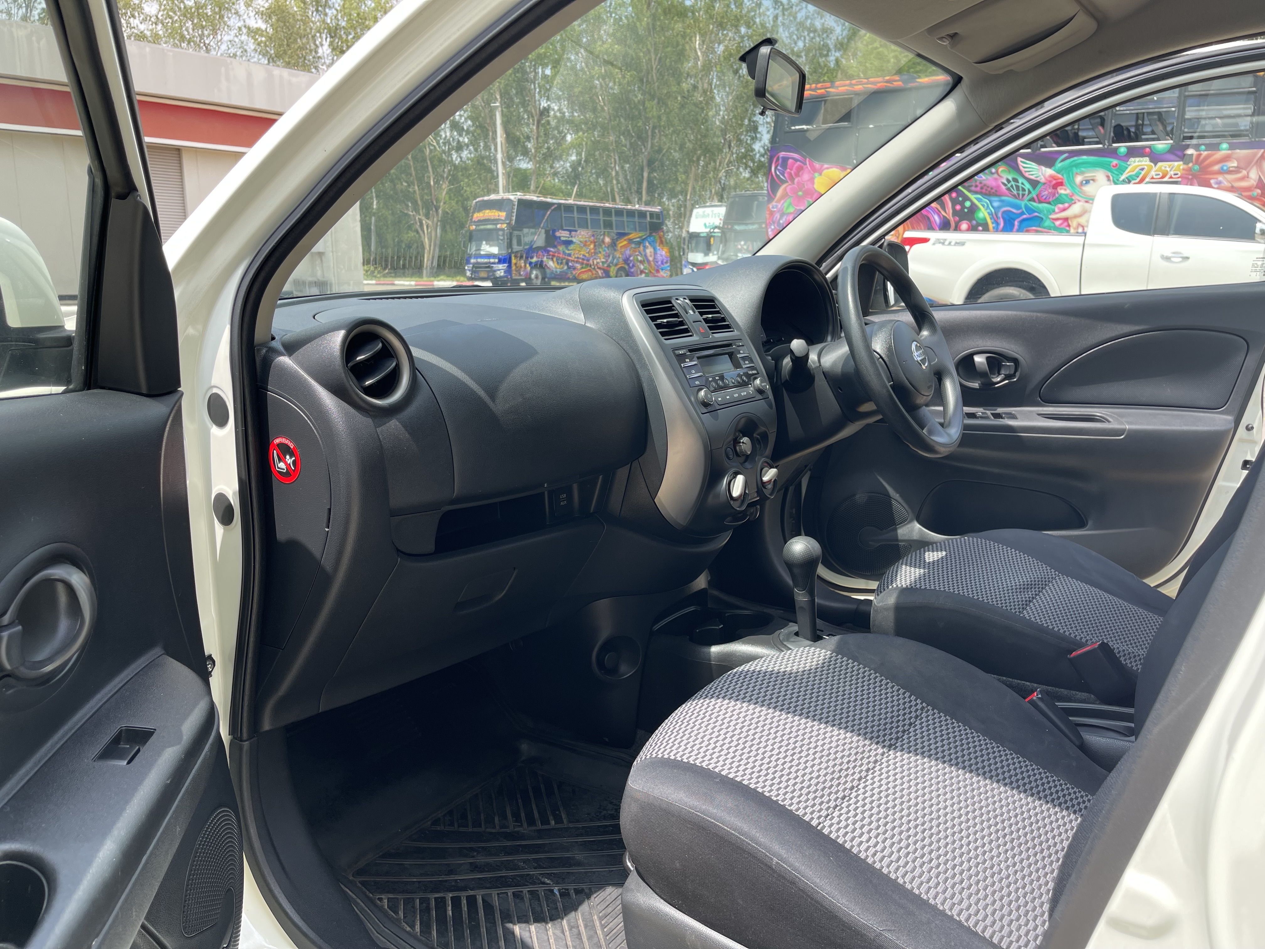 Nissan March 1.2 E At 2014 ขาวมุก