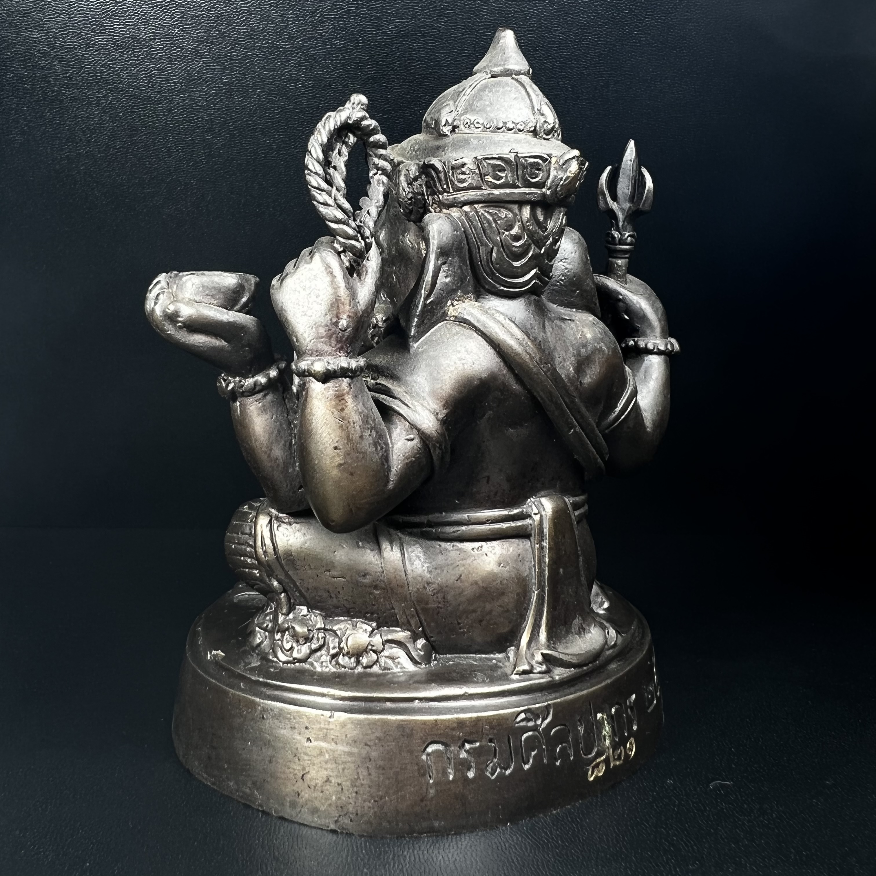 พระพิฆเนศ กรมศิลปากร ปี2547 ขนาดบูชาหน้าตัก 3 นิ้ว โลหะผสมเนื้อดี มีโค๊ดหมายเลขกำกับNo.821 (1 ใน 5000 องค์)รุ่นยอดนิยมหายาก