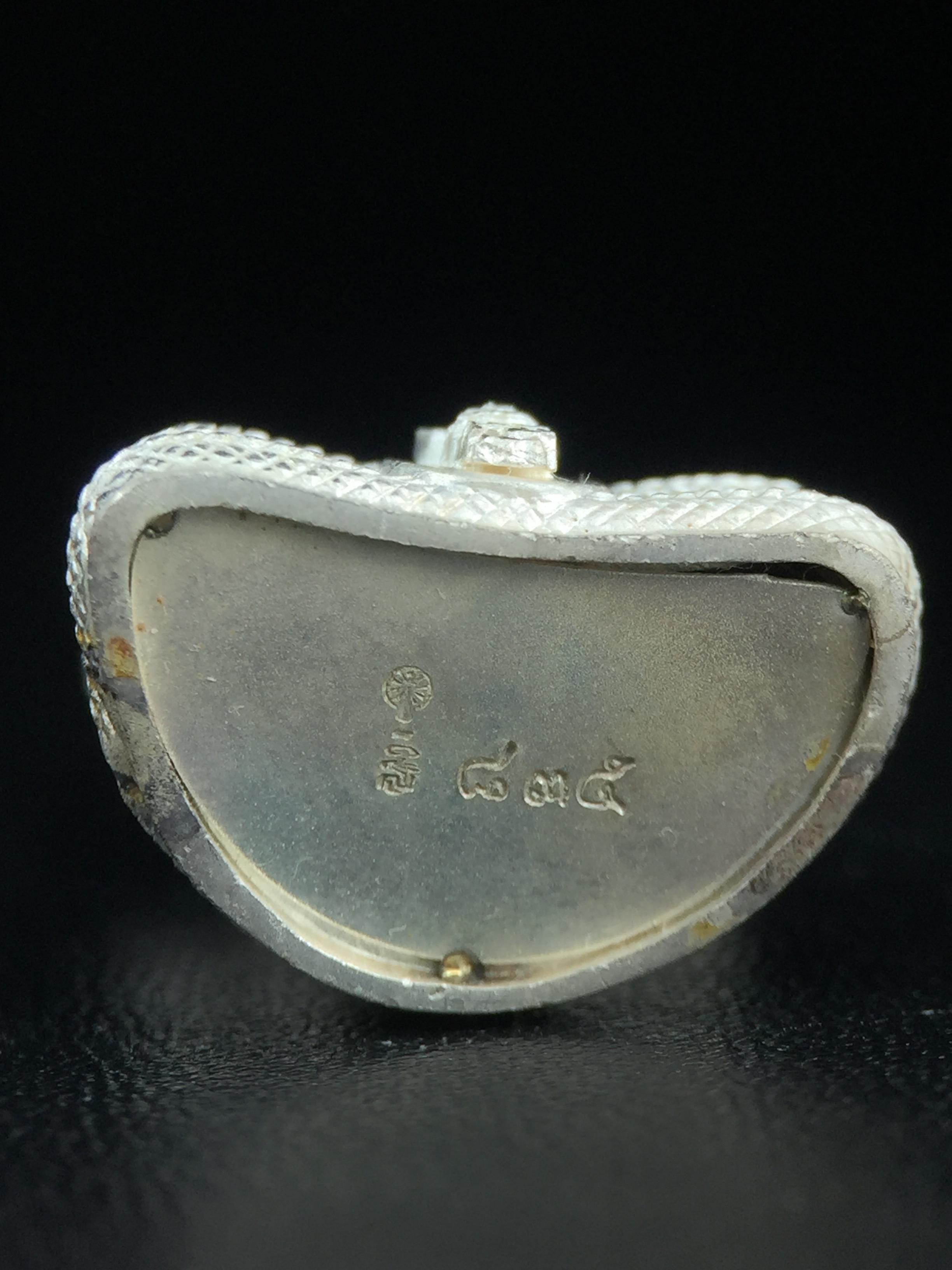 พระนาคปรก สธ. รุ่นสร้างพระอุโบสถเฉลิมพระเกียรติ 4 รอบ 84 พรรษา สมเด็จพระเทพรัตนราชสุดาฯ วัดบวรนิเวศวิหาร ปี 2543 พิมพ์ใหญ่ องค์พระเนื้อนวโลหะ ฐานนาคปรกเนื้อเงิน(สภาพ สวย )พิธีใหญ่ พุทธศิลป์งดงาม หายาก(องค์หมายเลขสวย ๘๓๕) (1 ใน 1999 องค์)