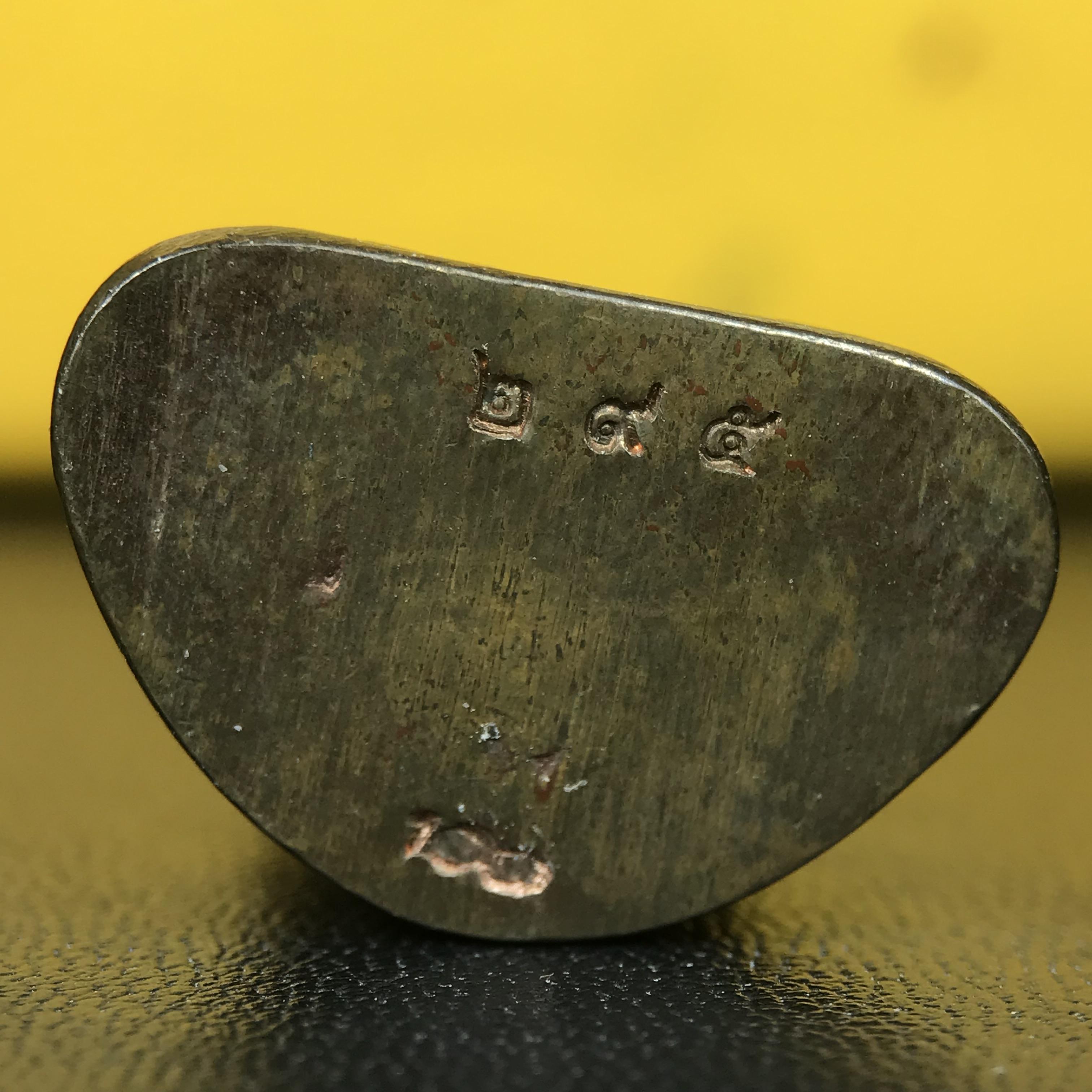 พระกริ่งพระพุทธนรสีห์ จปร.+ภปร. ครบรอบ 100 ปี ธนาคารไทยพาณิชย์ ปี 2550 พระกริ่งเนื้อนวโลหะพิเศษ(หล่อในพิธีเททอง)(หายาก)(พุทธศิลป์งดงาม)ด้านหน้าฐานประดับด้วยตราสัญลักษณ์ "จปร" และ "ภปร" (องค์เทหล่อในพิธีสร้างน้อย หายากมาก)1 ใน 1000 องค์