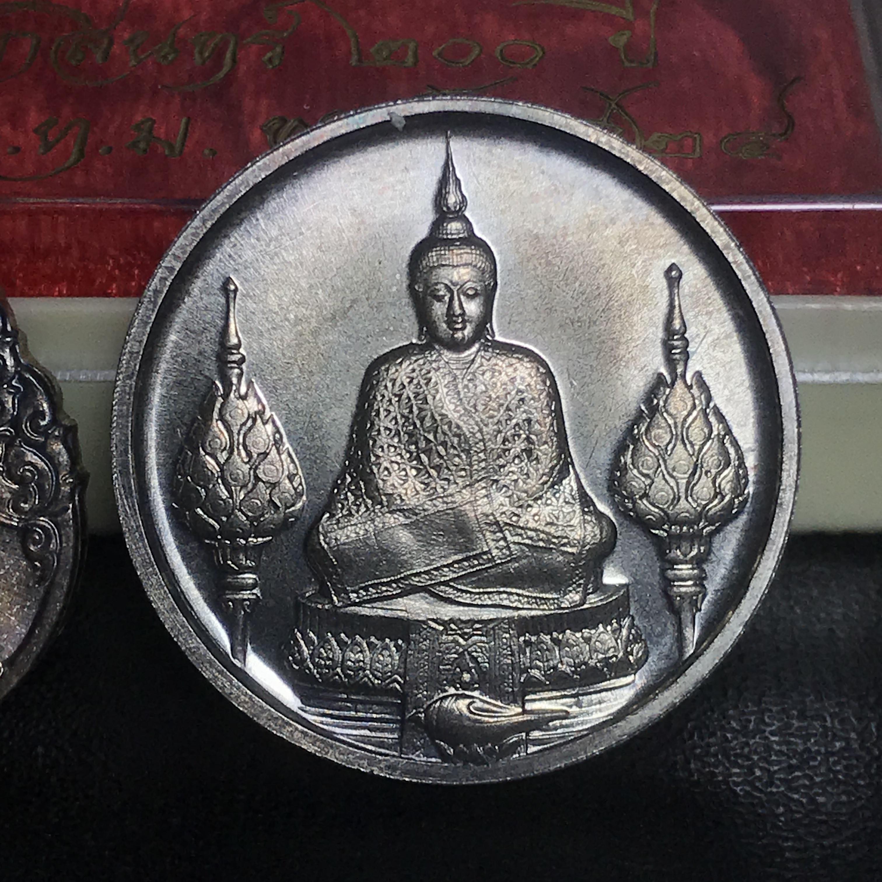 เหรียญพระแก้วมรกตหลัง ภปร ฉลองกรุงรัตนโกสินทร์ครบ 200 ปี พ.ศ.2525 เนื้อเงินกล่องบรรจุเดิมครบ3พิมพ์(บล็อกแรกไม่มีพระราชศรัธา)(ในหลวงรัชกาลที่9 เสด็จในพิธี)