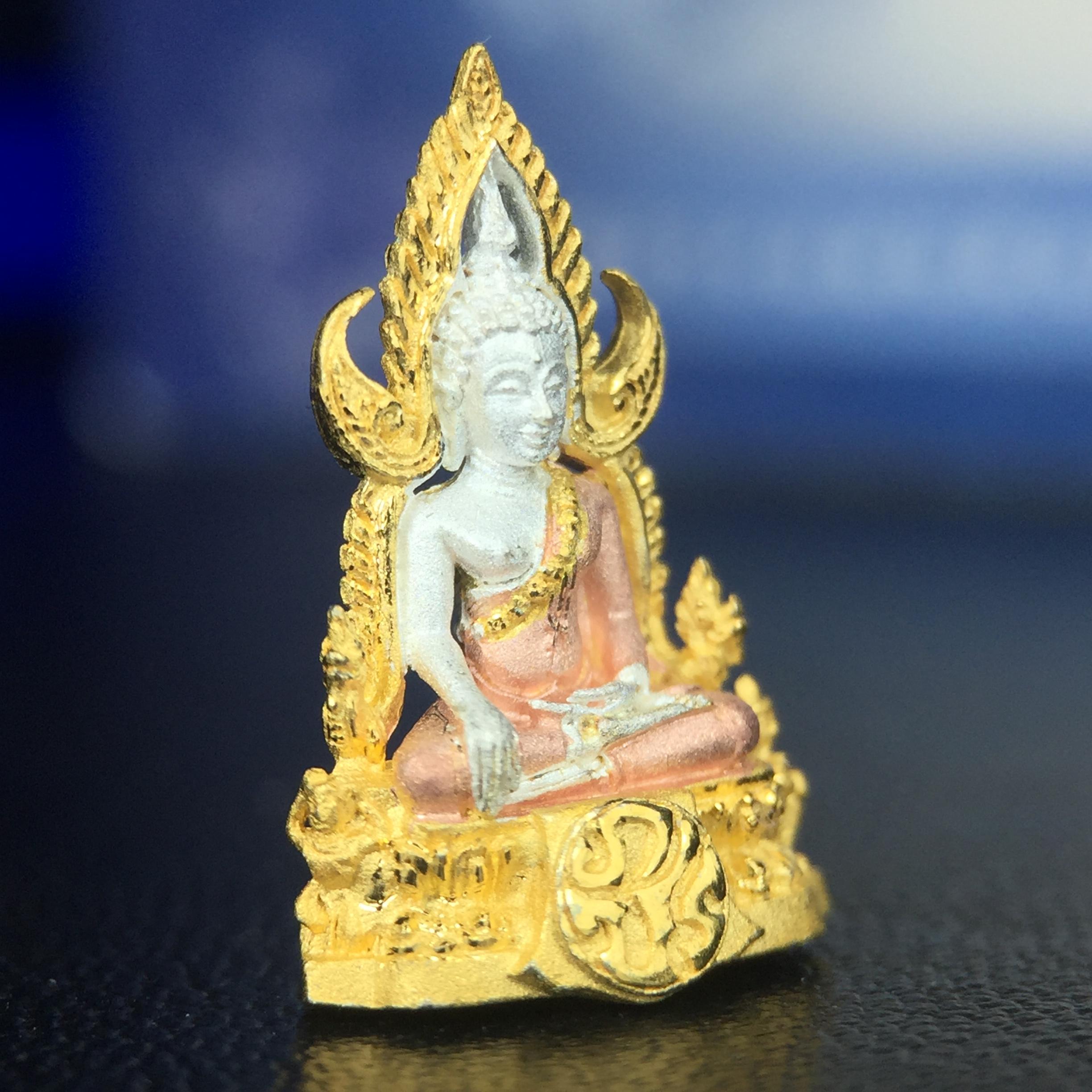 พระพุทธชินราช ภปร. โครงการ เพราะแผ่นดินนี้คือแผ่นดินเกิด เนื้อเงินชุบสามกษัตริย์ ปี2551 ขนาดหน้าตัก1/4นิ้ว (สวยงามหายาก)