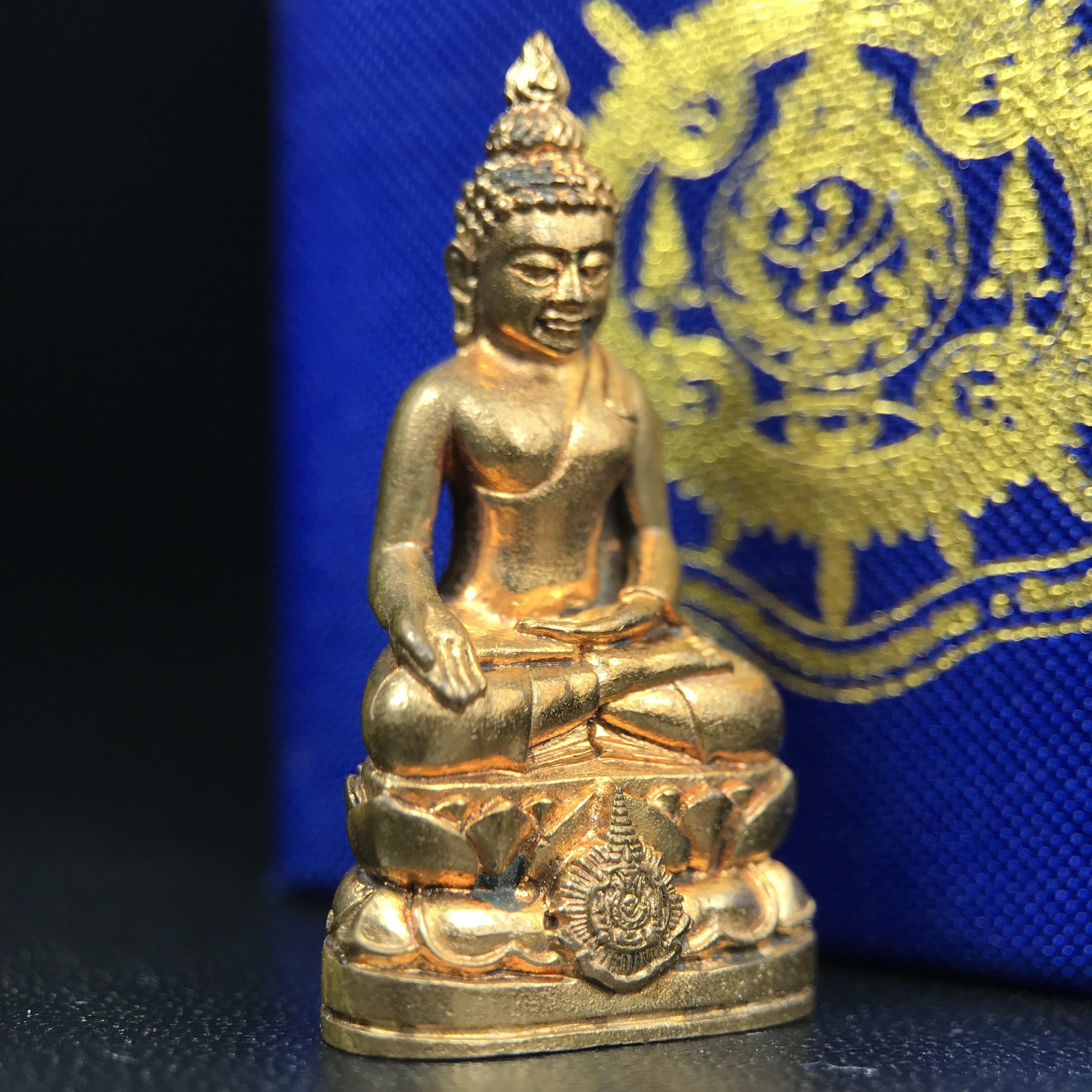 พระกริ่งไพรีพินาศ บรรจุเหล็กไหล ครั้งแรกและครั้งเดียวในประวัติศาสตร์ เฉลิมพระเกียรติ พระบาทสมเด็จพระเจ้าอยู่หัวรัชกาลที่9 พระชนมพรรษา 6 รอบ ปี2542 เนื้อสัมฤทธิ์(บรรจุเหล็กไหล)ดีนอก-ดีใน พิธีใหญ่ มวลสารเด่น (หายาก)