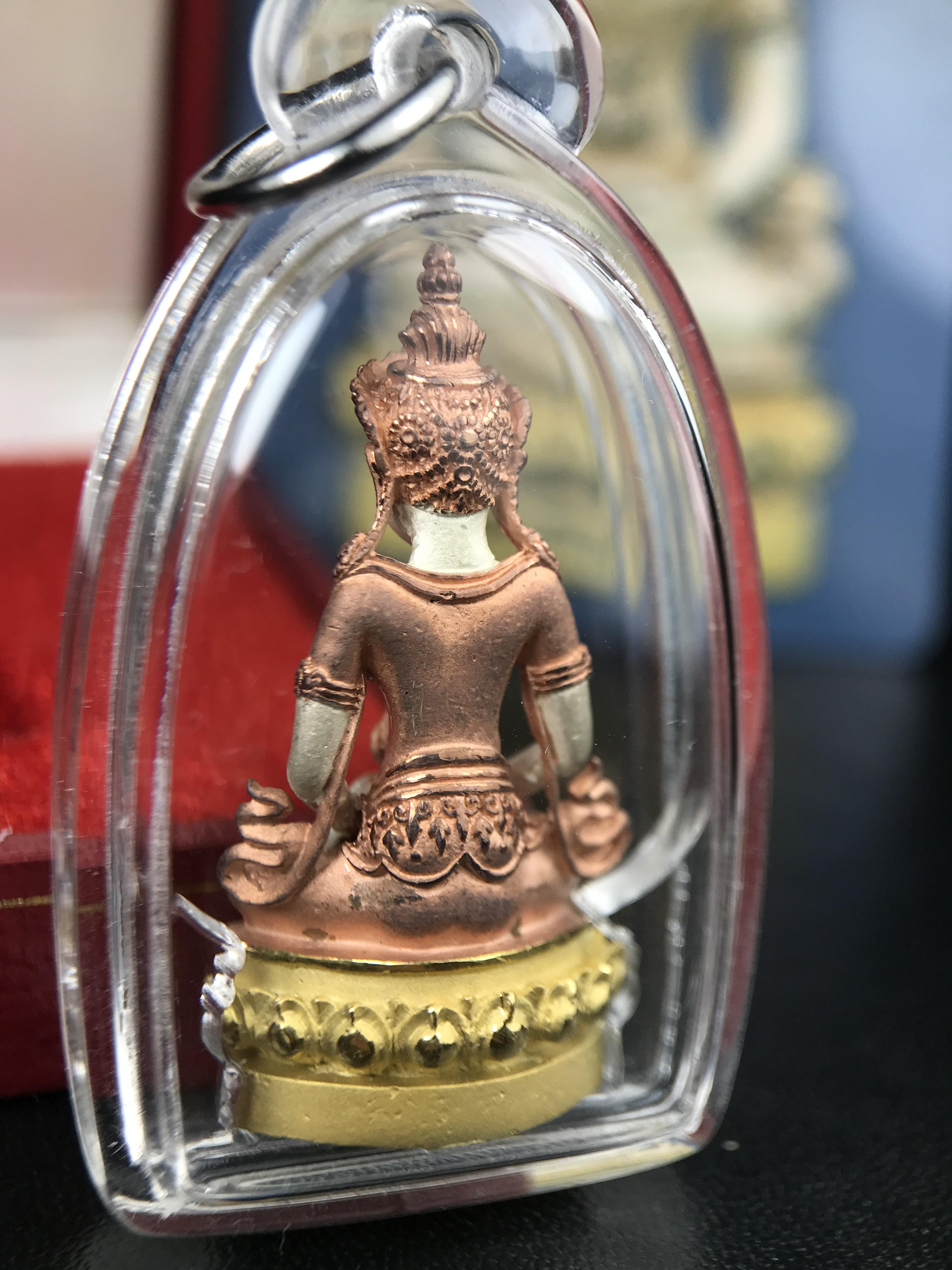 พระกริ่งอวโลกิเตศวร ( เจ้าแม่กวนอิม ) วัดโพธิ์แมนคุณาราม รุ่นอุดมโภคทรัพย์ พ.ศ.2539 เนื้อเงิน 3 กษัตริย์ พ่นทราย(ผิวเดิมสวย เลี่ยมกรอบกันน้ำพร้อมใช้บูชา) (พร้อมกล่องบรรจุการ์ดใบรับรองเดิมครบ) (อีกหนึ่งรุ่นยอดนิยม พุทธศิลป์สวยงดงาม)*ตอกโค๊ตและหมายเลข ๓๘๙๔*