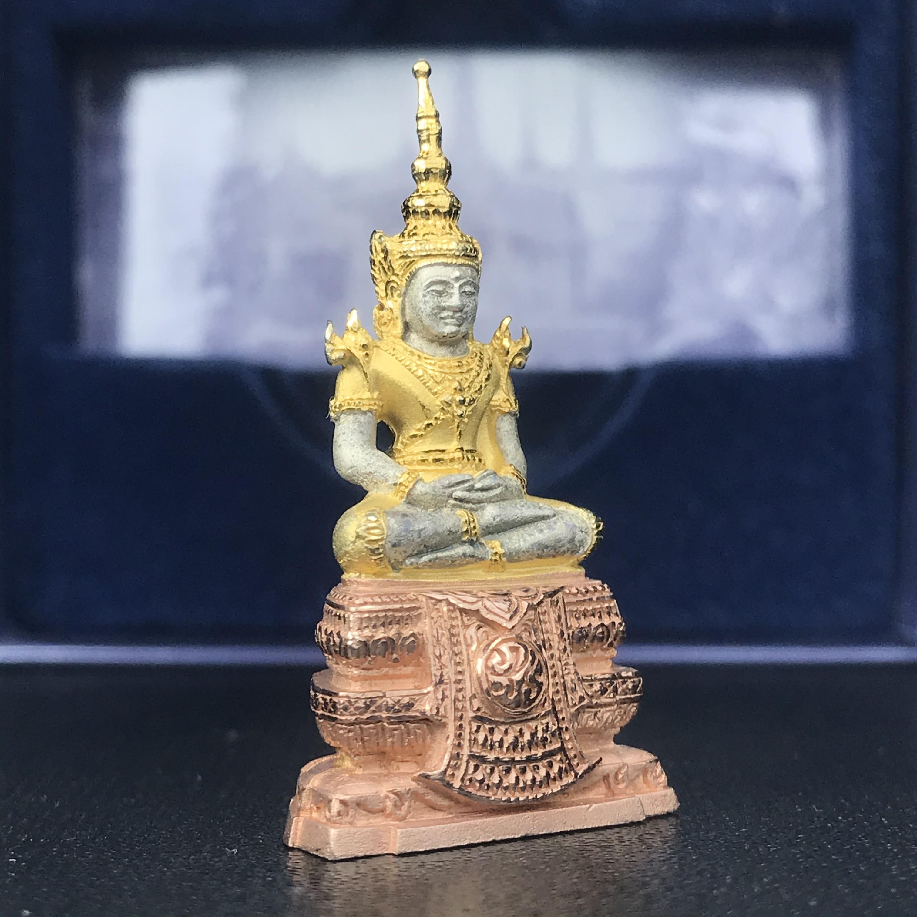 พระแก้วมรกต ภปร. ปี2547 จัดสร้างโดย รพ.ภูมิพลฯ เนื้อเงิน (3 กษัตริย์)ลอยองค์ หน้าตัก 1/2 นิ้ว(1ใน3000องค์)