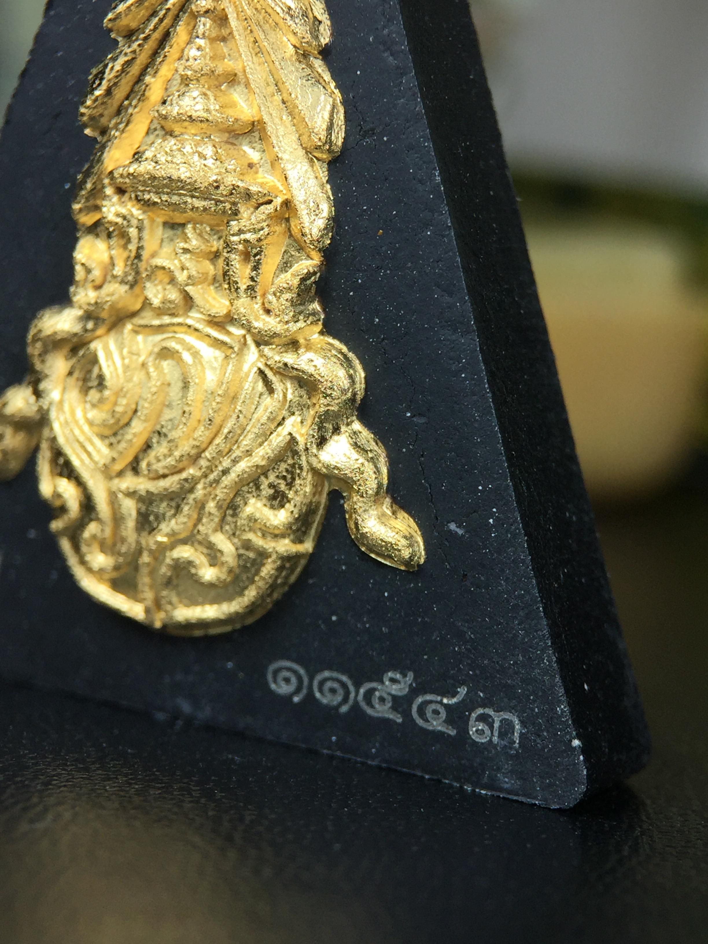 พระพุทธชินราช(จำลอง)ภปร. 84พรรษา เนื้อผงปิดทองด้านหน้า หลัง ภ.ป.ร. ยิงทอง(พระราชทานมวลสาร จิตรลดาและเส้นพระเจ้า ร.9(เส้นผม))ทรงคุณค่าอีกหนึ่งรุ่นยอดนิยม