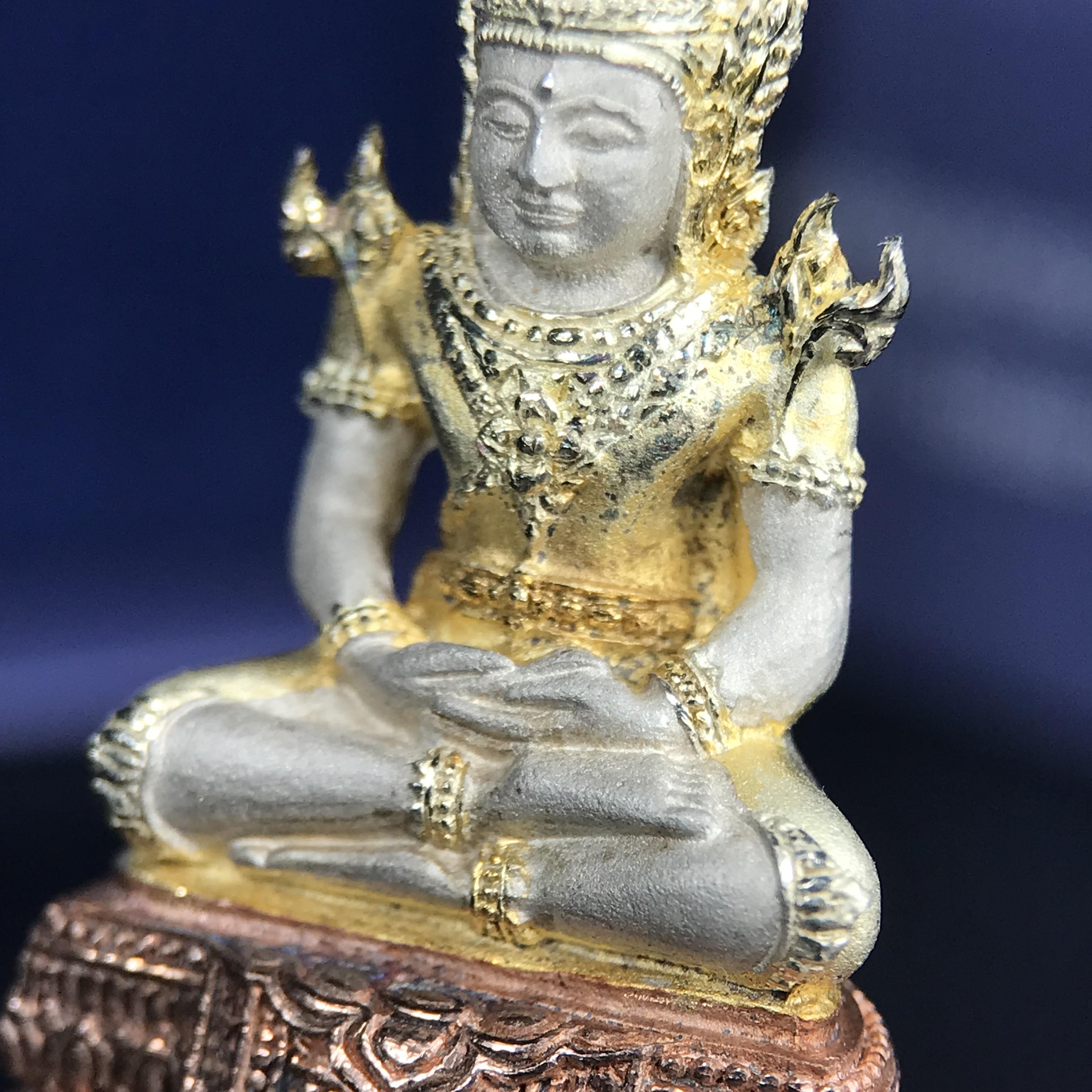 พระแก้วมรกต ภปร. ปี 2547 จัดสร้างโดยโรงพยาบาลภูมิพลอดุลยเดช เนื้อเงิน(3 กษัตริย์) ลอยองค์ หน้าตัก 1/2 นิ้ว สูง 3.7 ซม.พิธีมหามังคาภิเษก ณ พระอุโบสถวัดพระศรีรัตนศาสดาราม(วัดพระแก้ว) งดงามทรงคุณค่าอีกหนึ่งรุ่นยอดนิยม หายาก(องค์หมายเลข ๑๔๑๔)