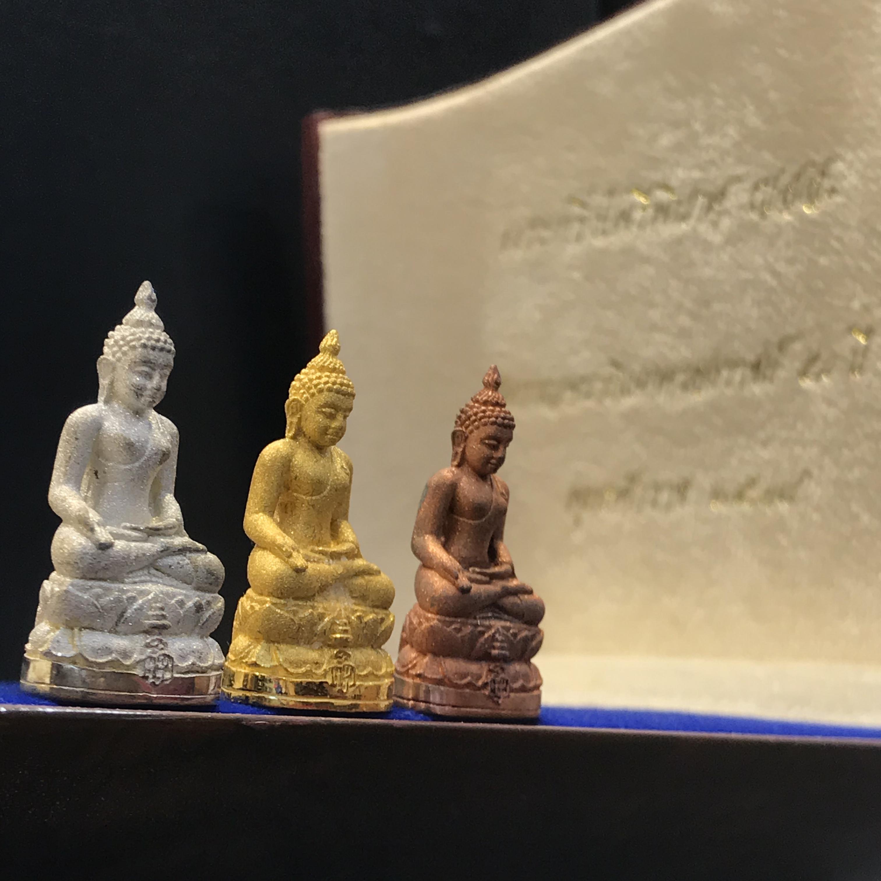 พระกริ่งไพรีพินาศ ญสส. รุ่นกาญจนาภิเษก ชุดทองคำ ปี2539 วัดบวรนิเวศ สภาพสวยพร้อมกล่องเดิม(1ใน939ชุด)