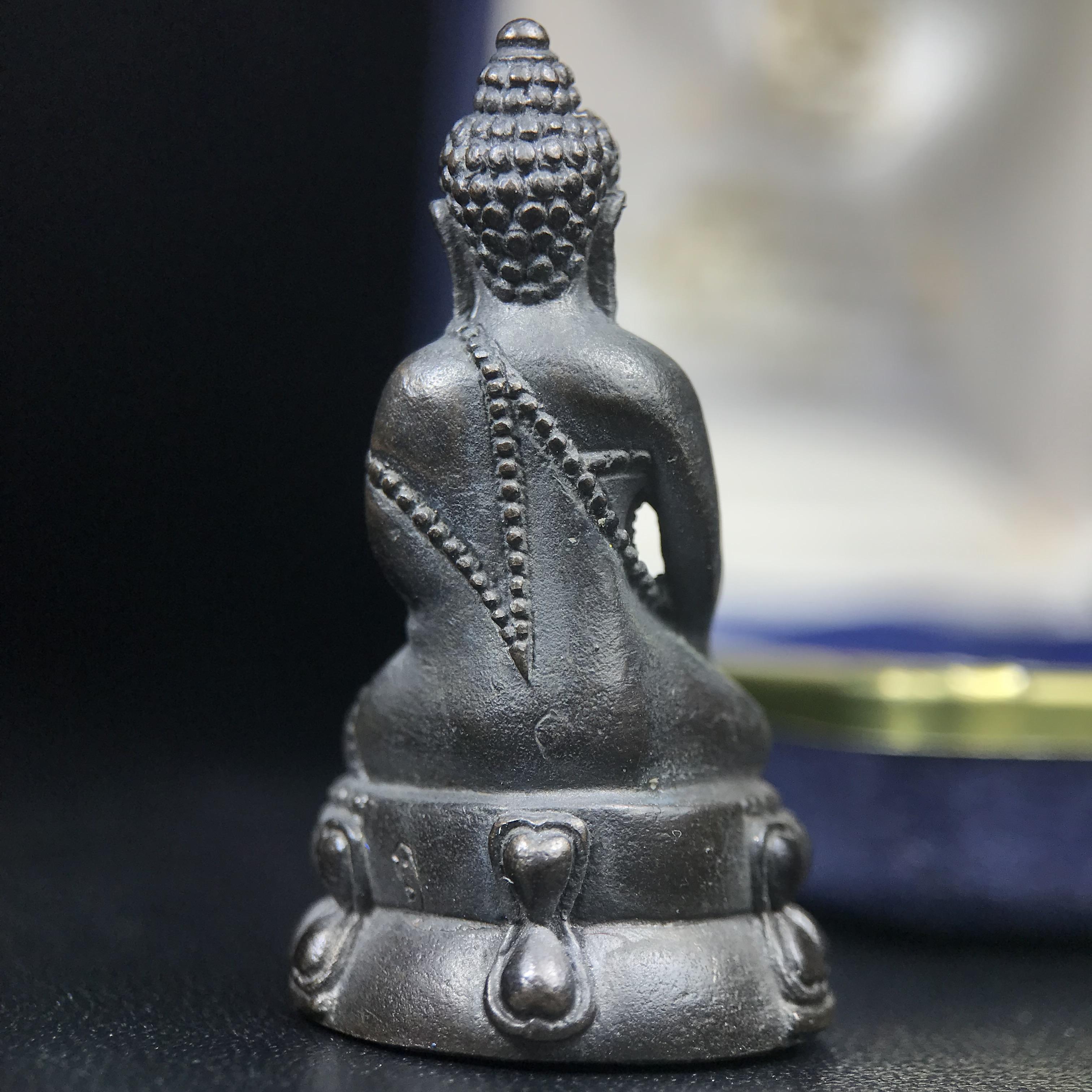 พระกริ่งนวปทุม ภปร. วัดปทุมวนาราม ปี 2535 เนื้อนวโลหะ(เข้มขลัง สวย งดงาม) ขนาดสูง 3.7 ซม. พร้อมกล่องพิเศษบรรจุเดิมครบสมบูรณ์ (ในหลวงรัชกาลที่9เสด็จเททอง)(1ใน3000องค์)นิยมหายาก