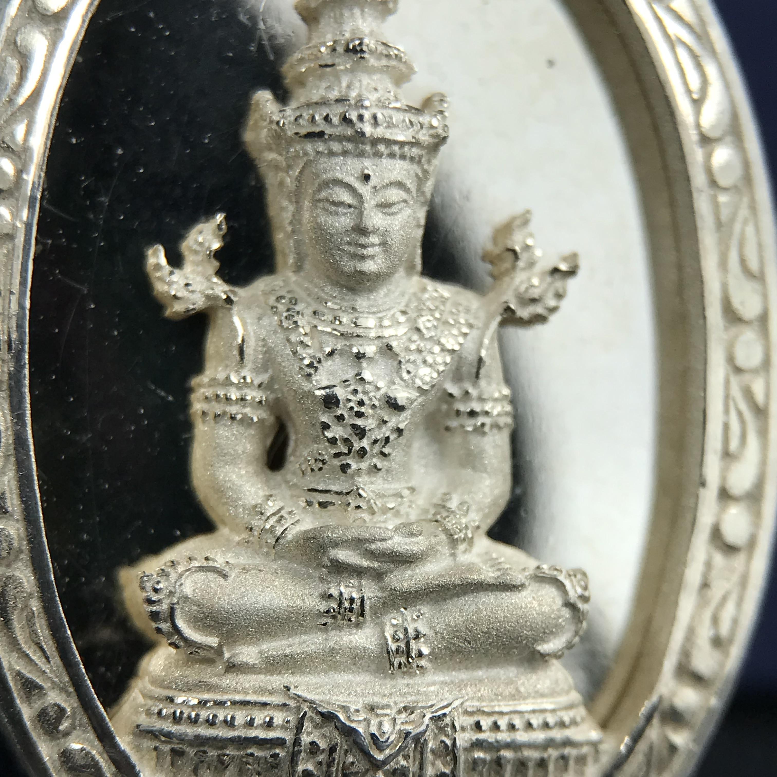 พระแก้วมรกต ภปร. ปี 2547 จัดสร้างโดยโรงพยาบาลภูมิพลอดุลยเดช เนื้อเงิน (3 กษัตริย์) เหรียญทรงกลมรี ขนาด 20*28 มม.พิธีมหามังคาภิเษก ณ พระอุโบสถวัดพระศรีรัตนศาสดาราม(วัดพระแก้ว) งดงามทรงคุณค่าอีกหนึ่งรุ่นยอดนิยม หายาก(องค์หมายเลข ๑๐๔๖)